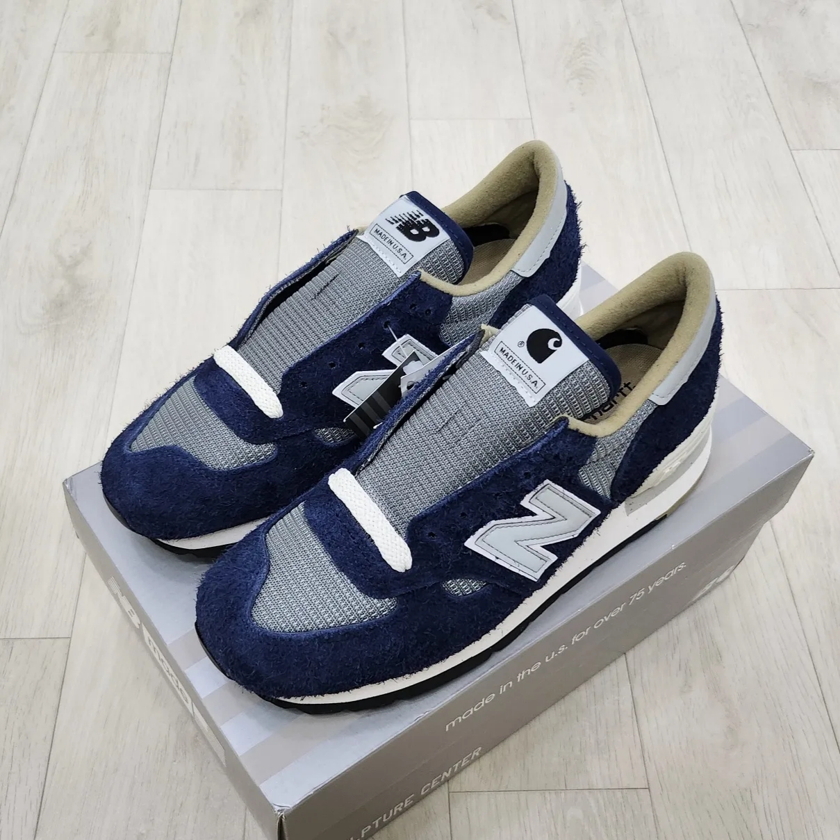 New Balance x Carhartt WIP 990v1 Made in USA Sculpture Center 착용 스타일 - 2