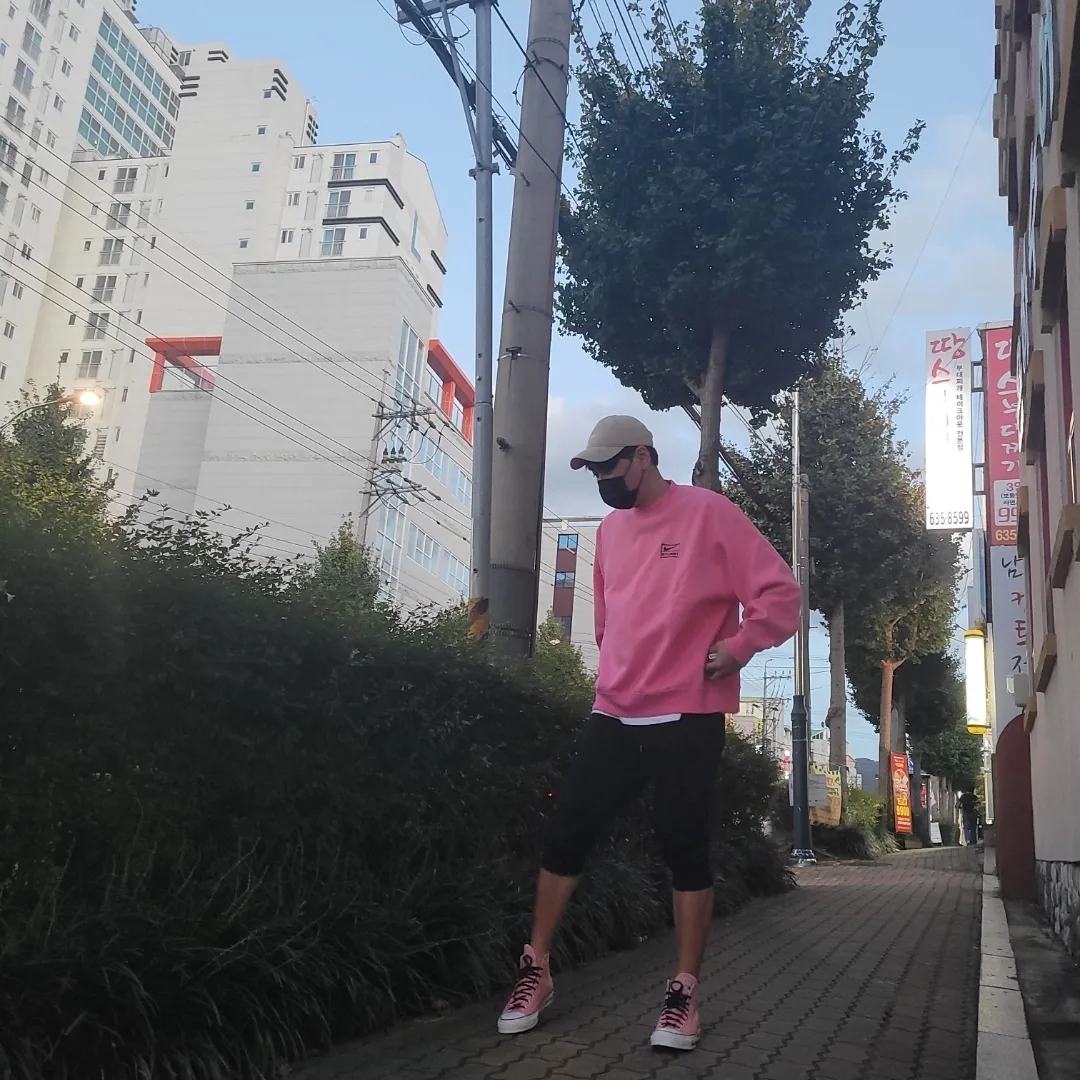 Nike x Stussy NRG Washed Fleece Crewneck Lotus PInk, Converse x Stussy Chuck 70 High Plumeria 착용 스타일