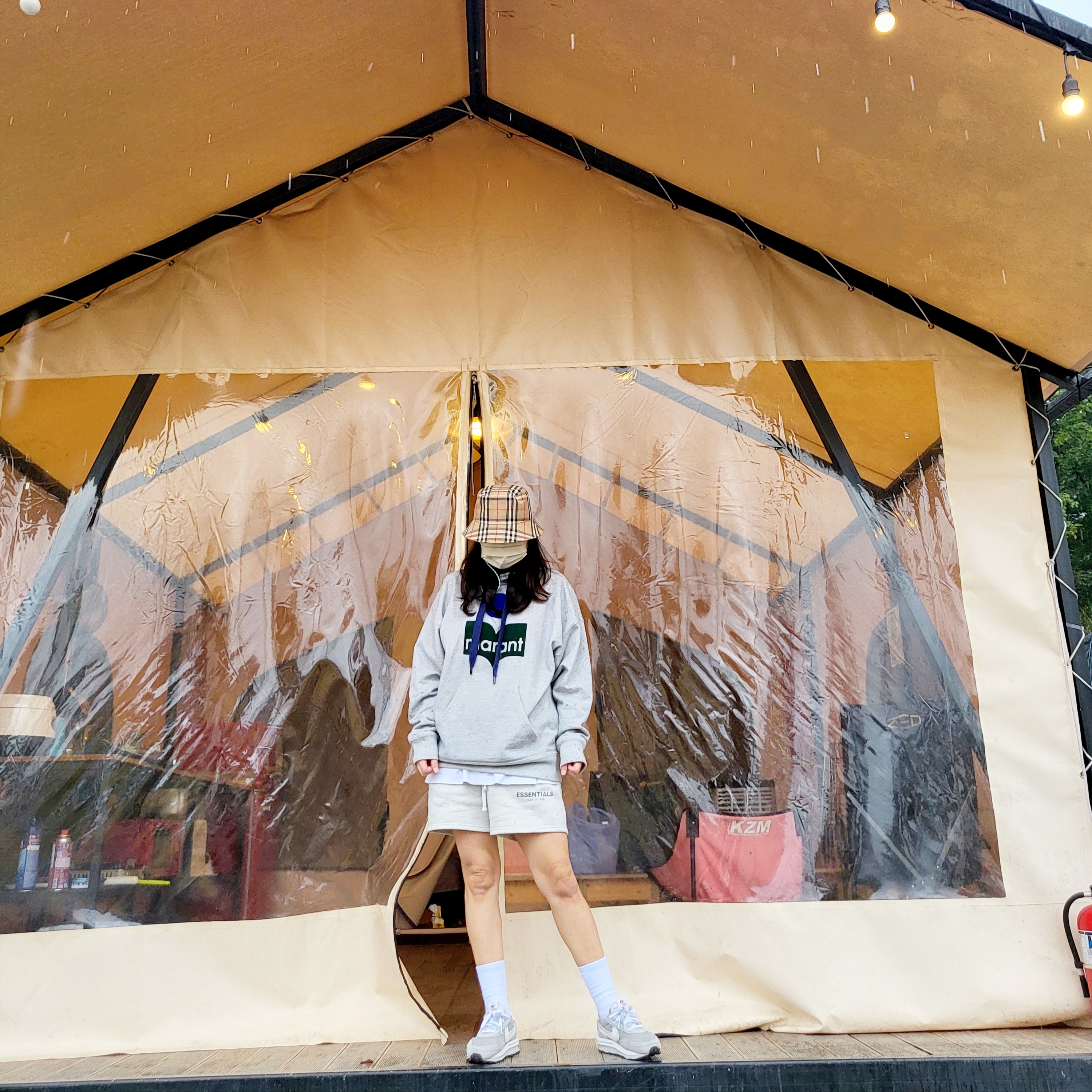 Burberry Vintage Check Technical Cotton Bucket Hat, Isabel Marant Miley Hoodie Grey - 22SS 착용 스타일 - 1