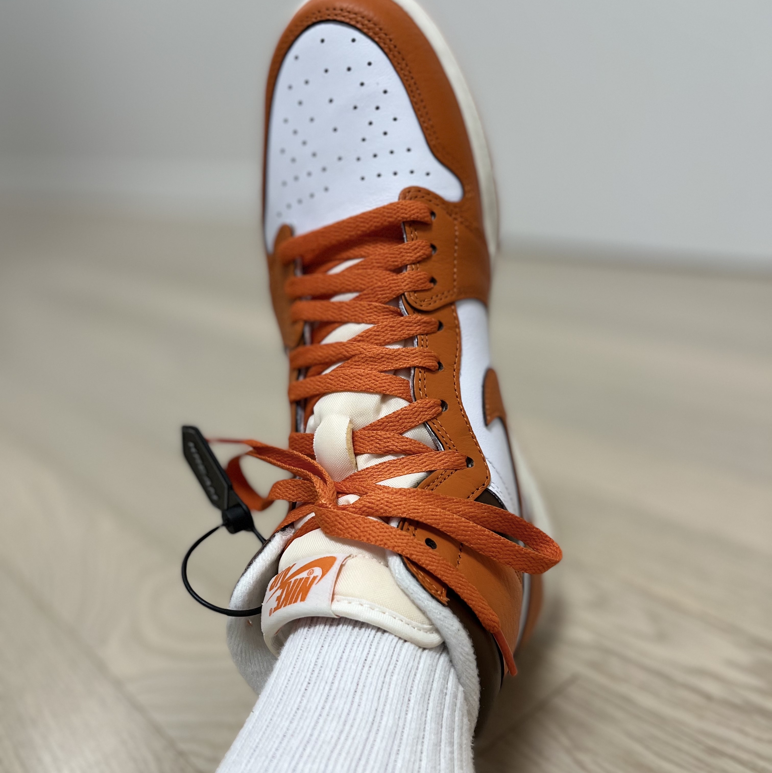 (W) Jordan 1 Retro High OG Starfish, Jordan 1 Retro High OG University Blue 착용 스타일 - 2