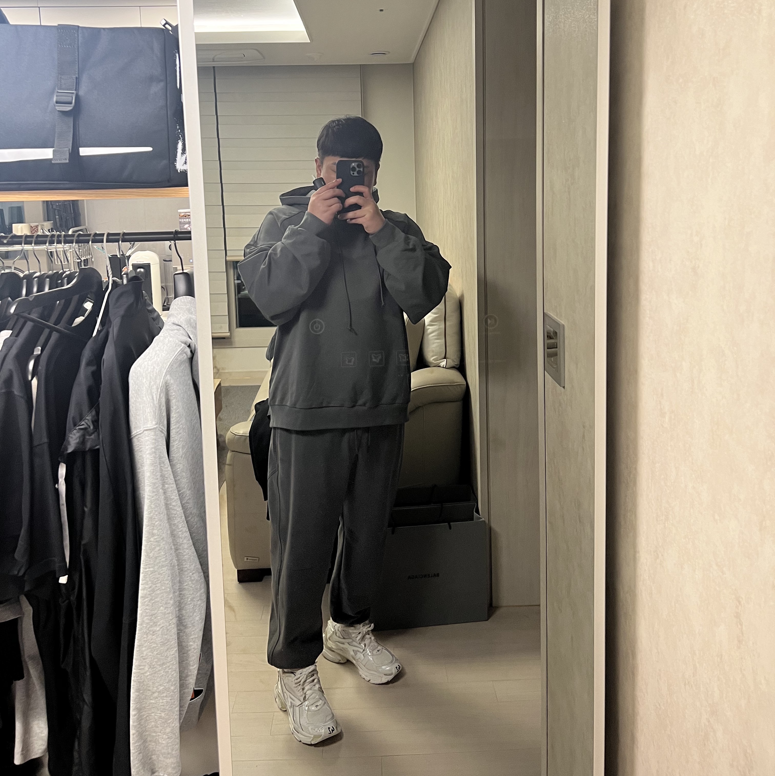 Balenciaga Runner Sneakers White 착용 스타일