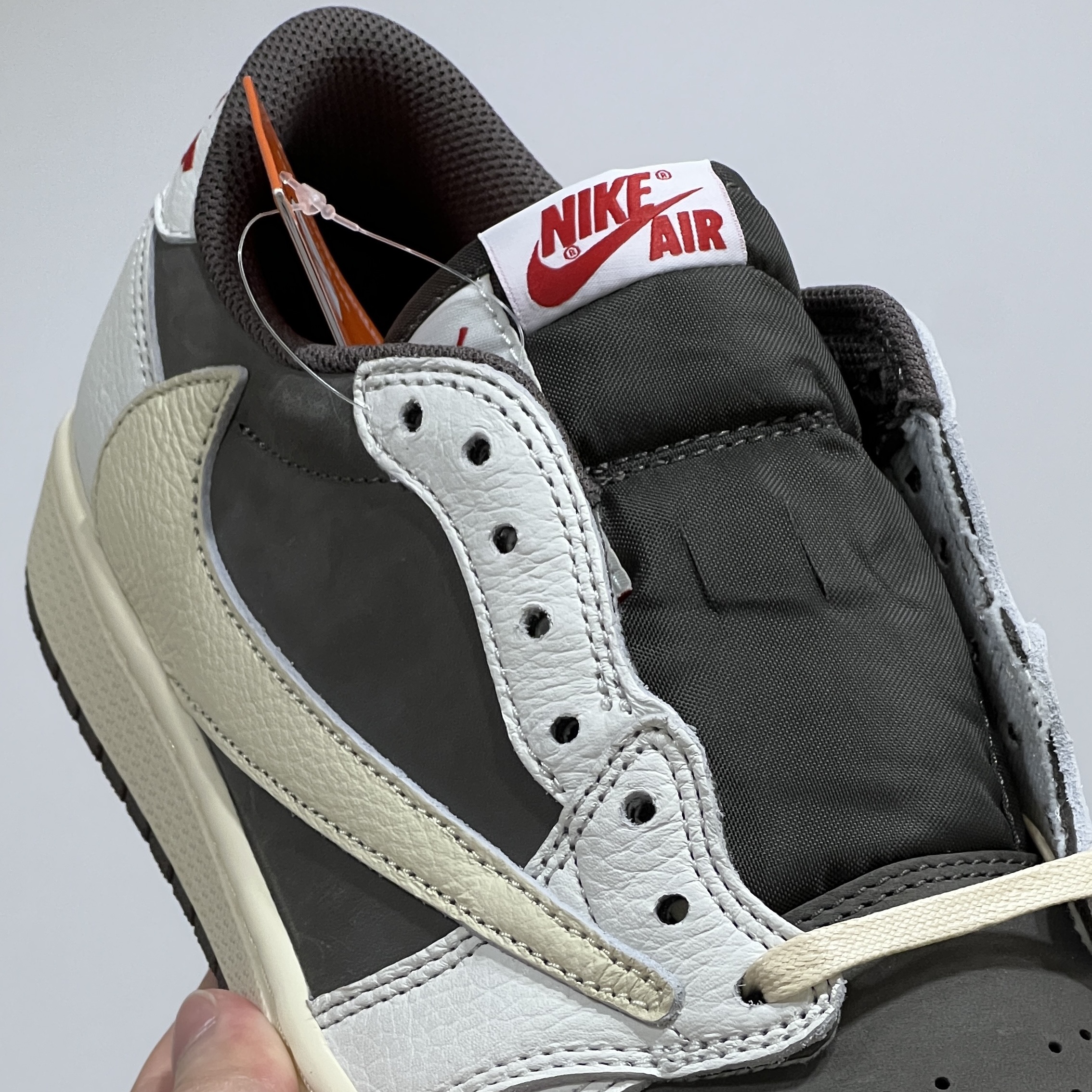 Jordan 1 x Travis Scott Retro Low OG SP Sail and Ridgerock 착용 스타일 - 1