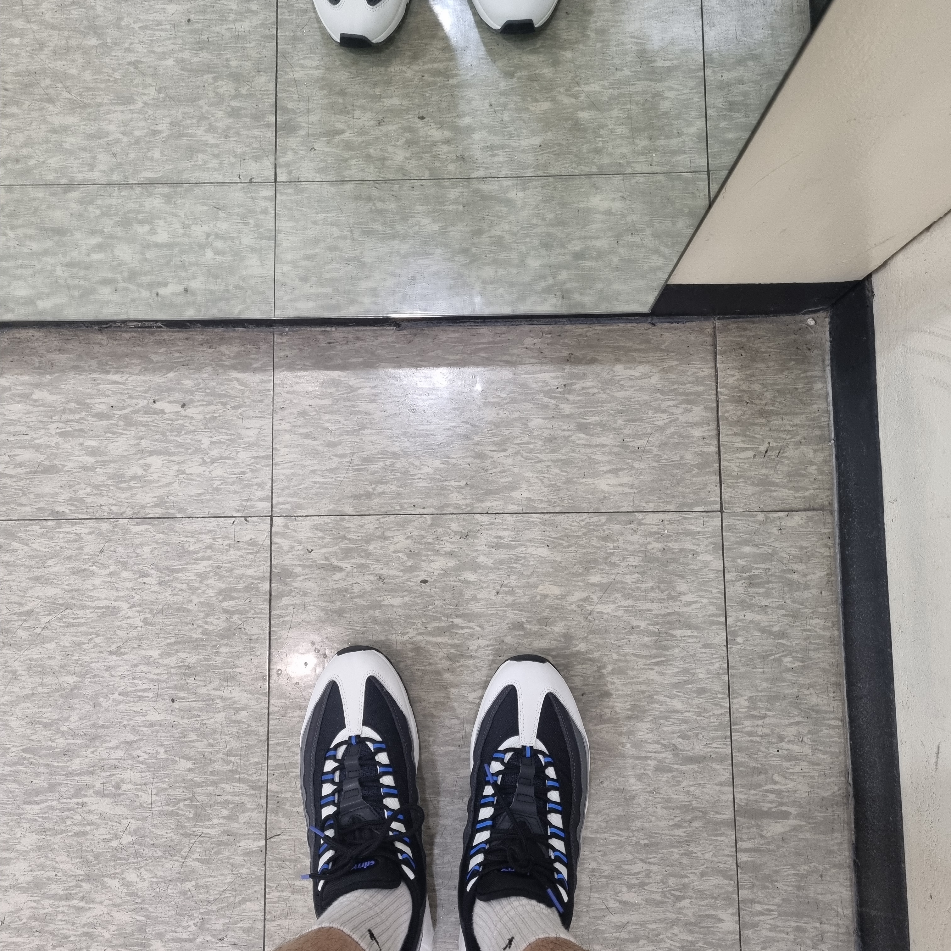 Nike Air Max 95 Summit White Wolf Grey 착용 스타일