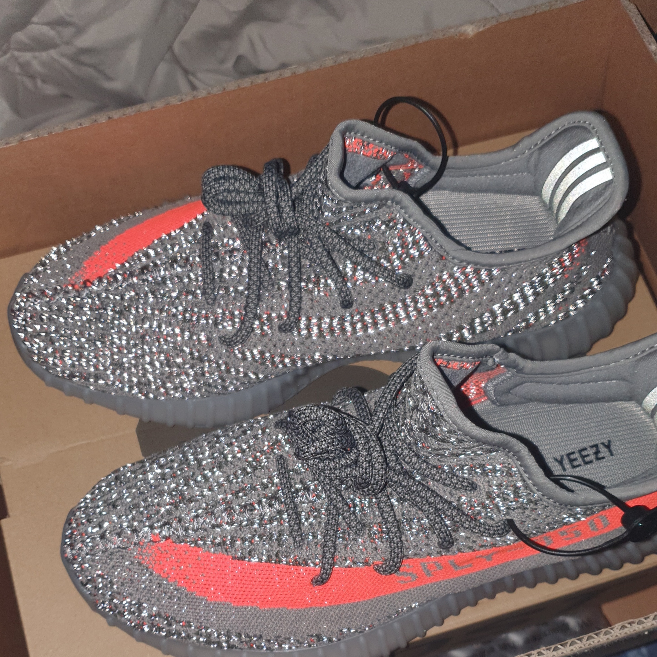Adidas Yeezy Boost 350 V2 Beluga - Reflective 착용 스타일