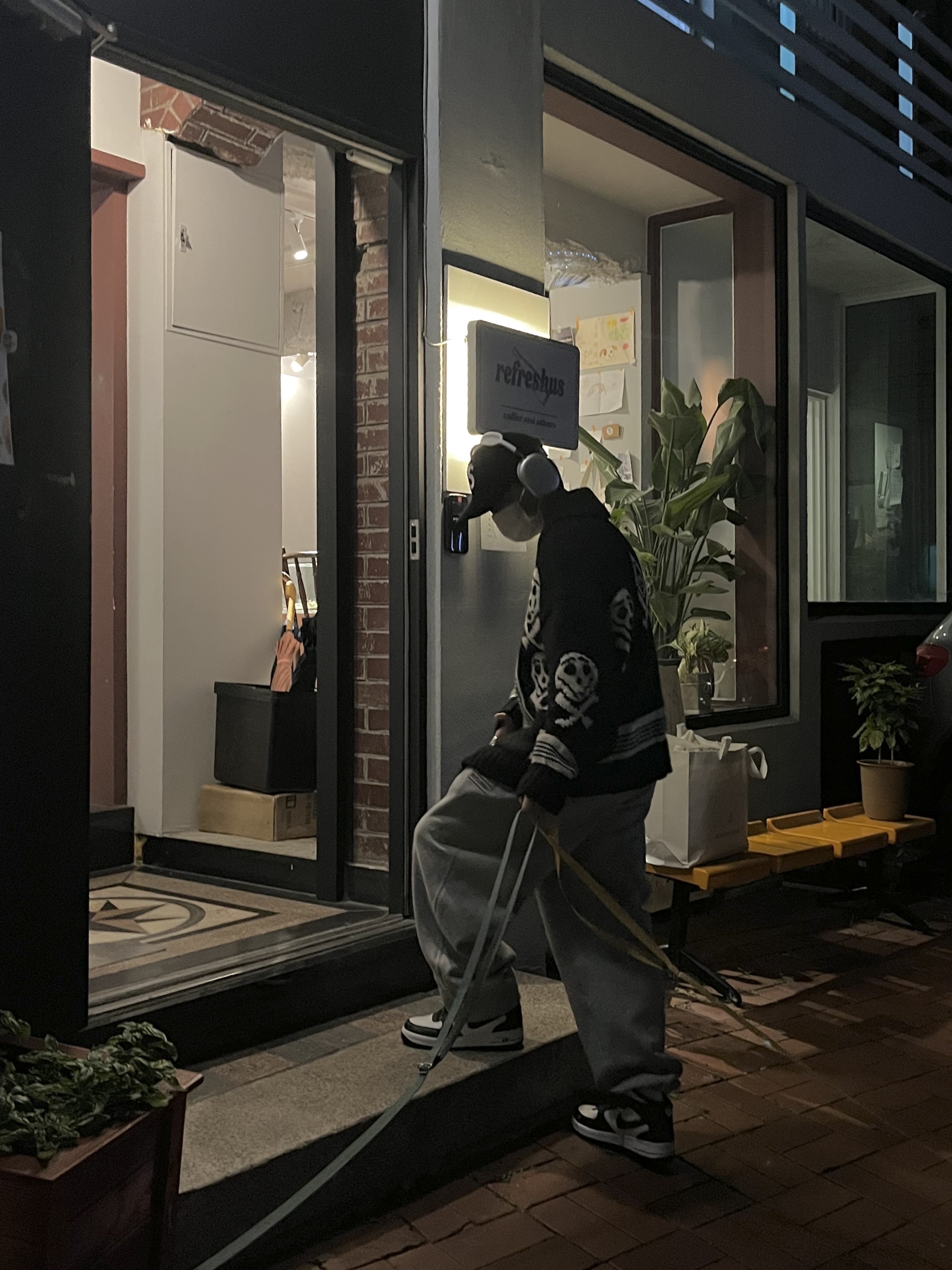 Nike x Stussy Air Force 1 '07 Mid SP Black and Light Bone, Nike x Stussy NRG RA Fleece Pants Dark Grey Heather (DJ9490-063) 착용 스타일 - 4