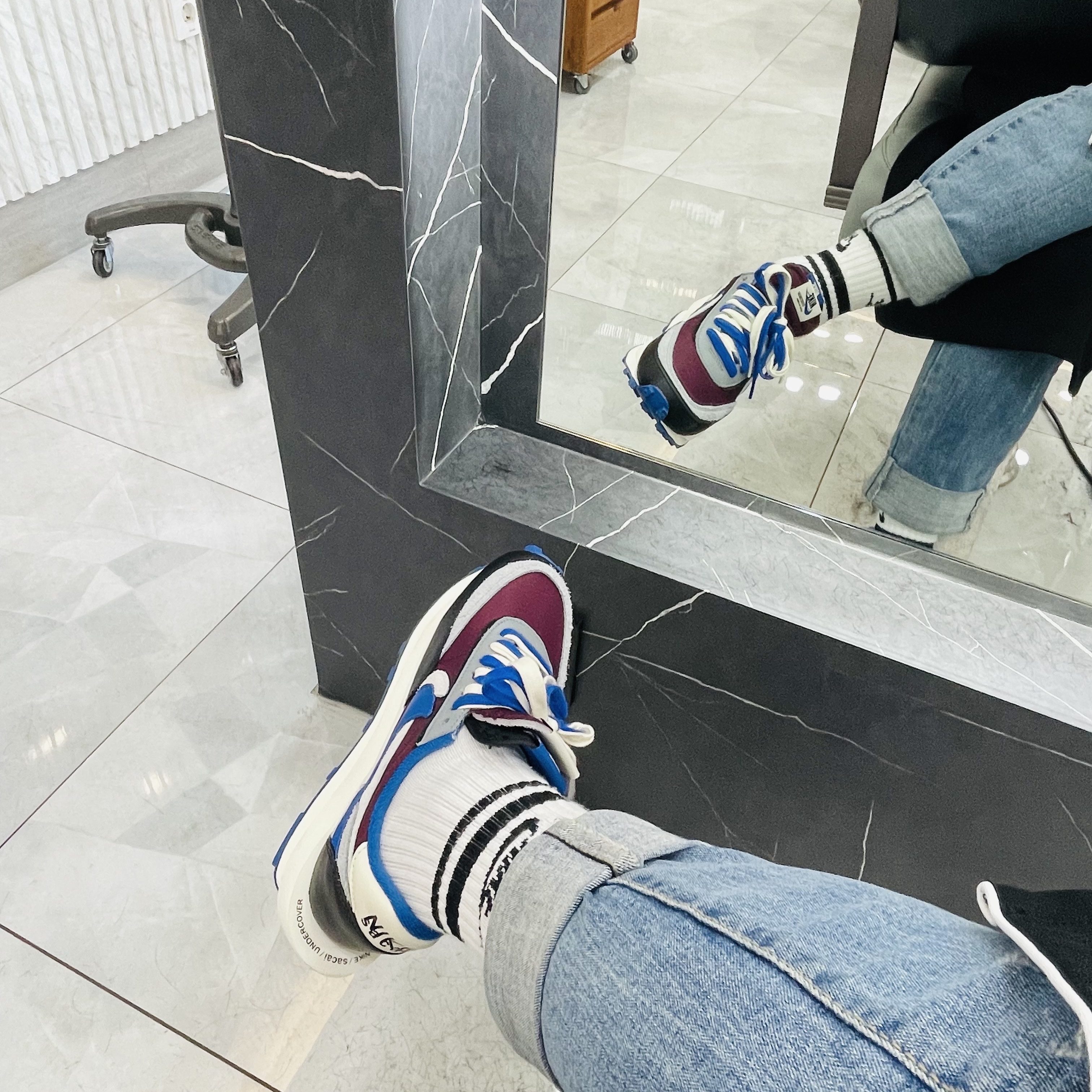 Nike x Sacai x Undercover LDWaffle Night Maroon Team Royal 착용 스타일 - 2