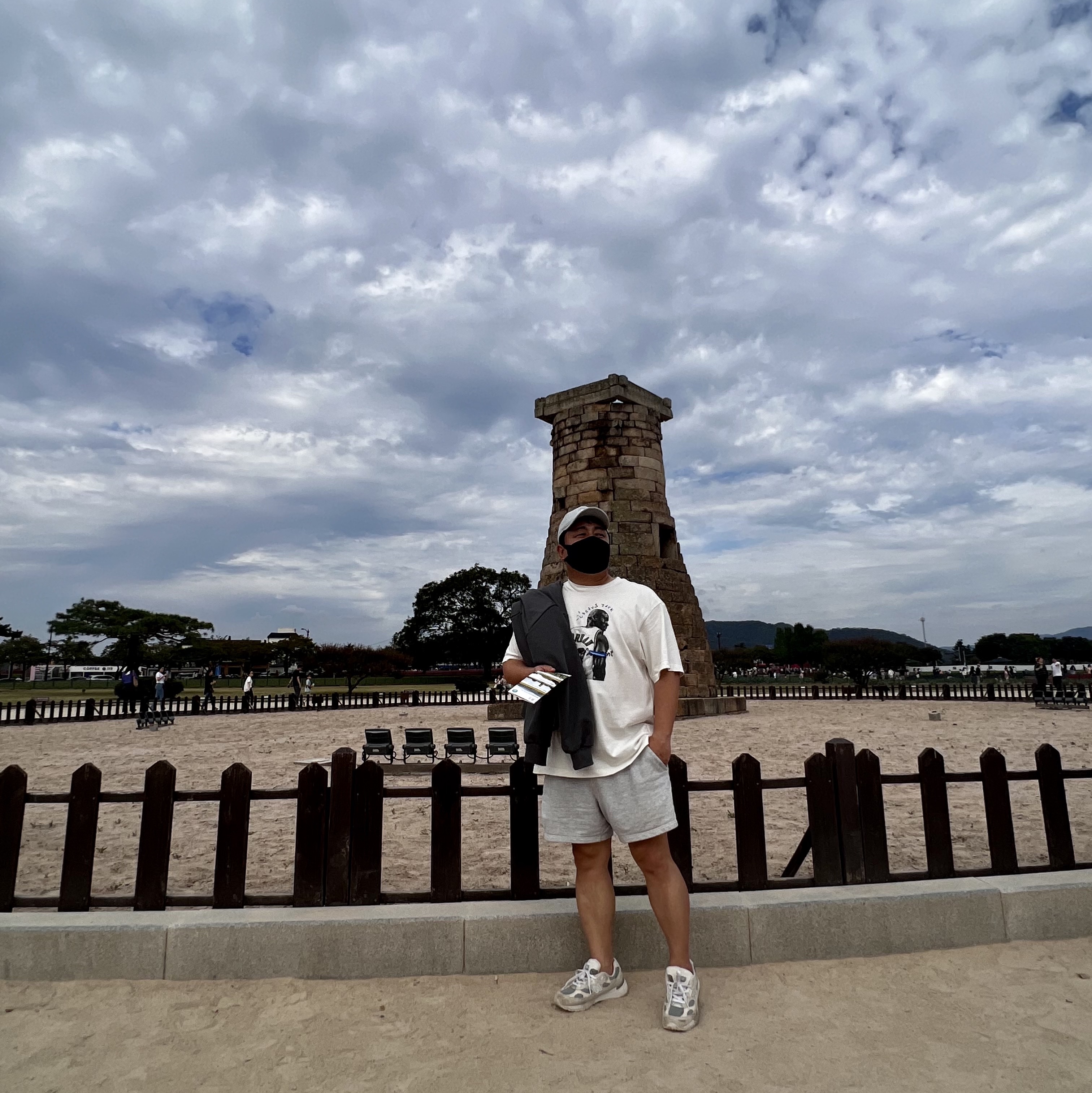 Jordan x Travis Scott x Fragment T-Shirt Sail (DJ0619-133), New Balance 992 Made in USA White Silver 착용 스타일 - 1