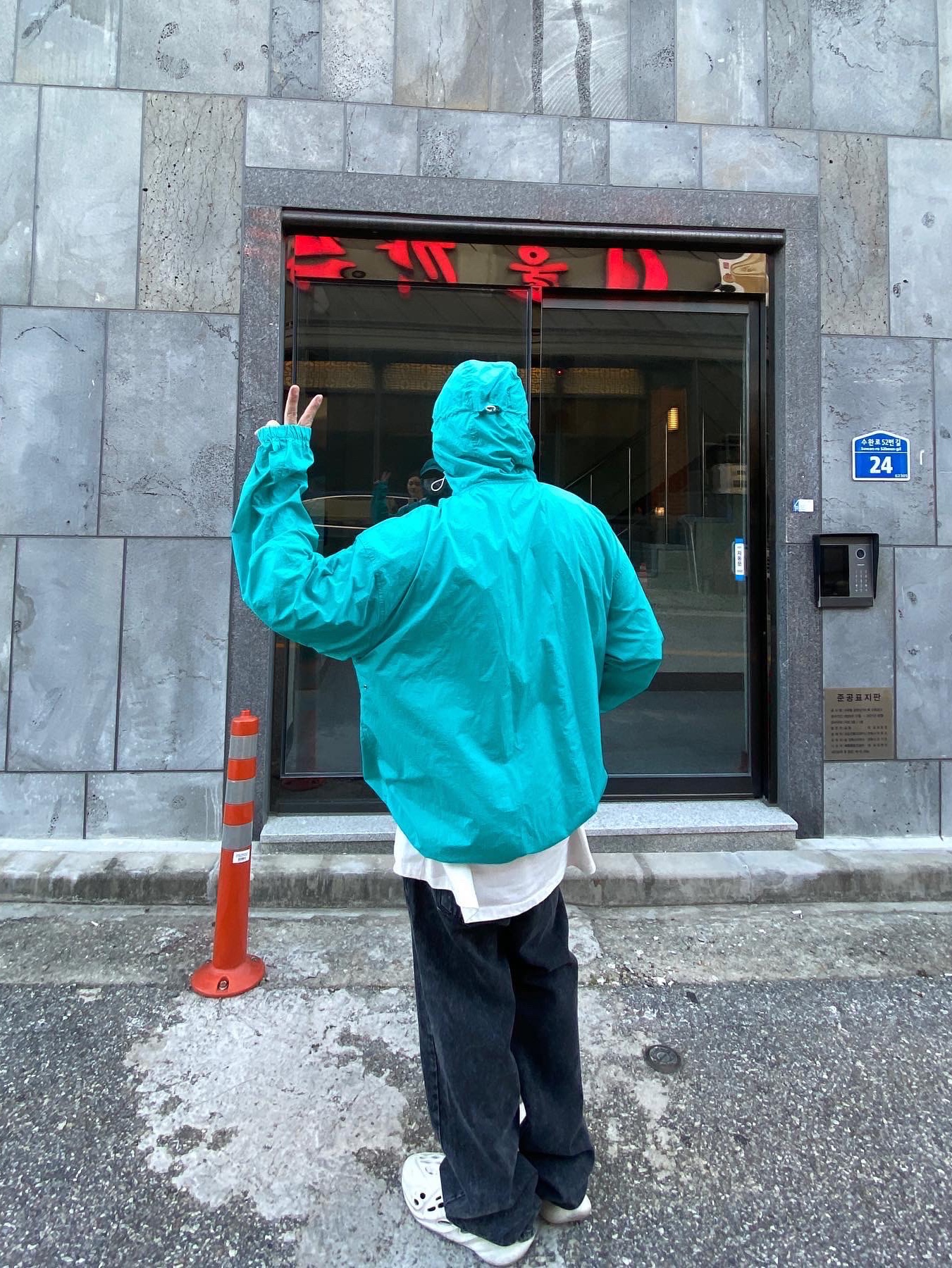 Adidas Yeezy Foam RNNR Ararat 착용 스타일 - 1
