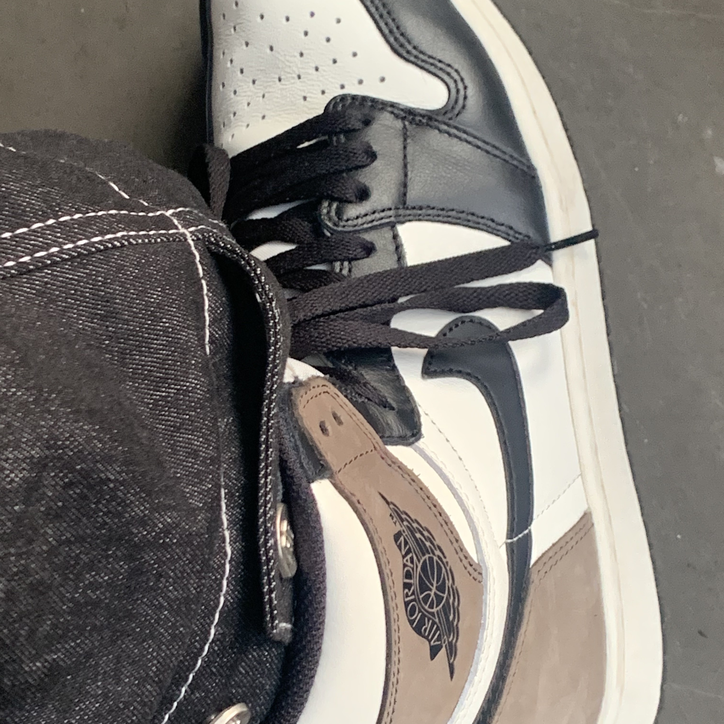 Jordan 1 Retro High OG Black Mocha 착용 스타일 - 2