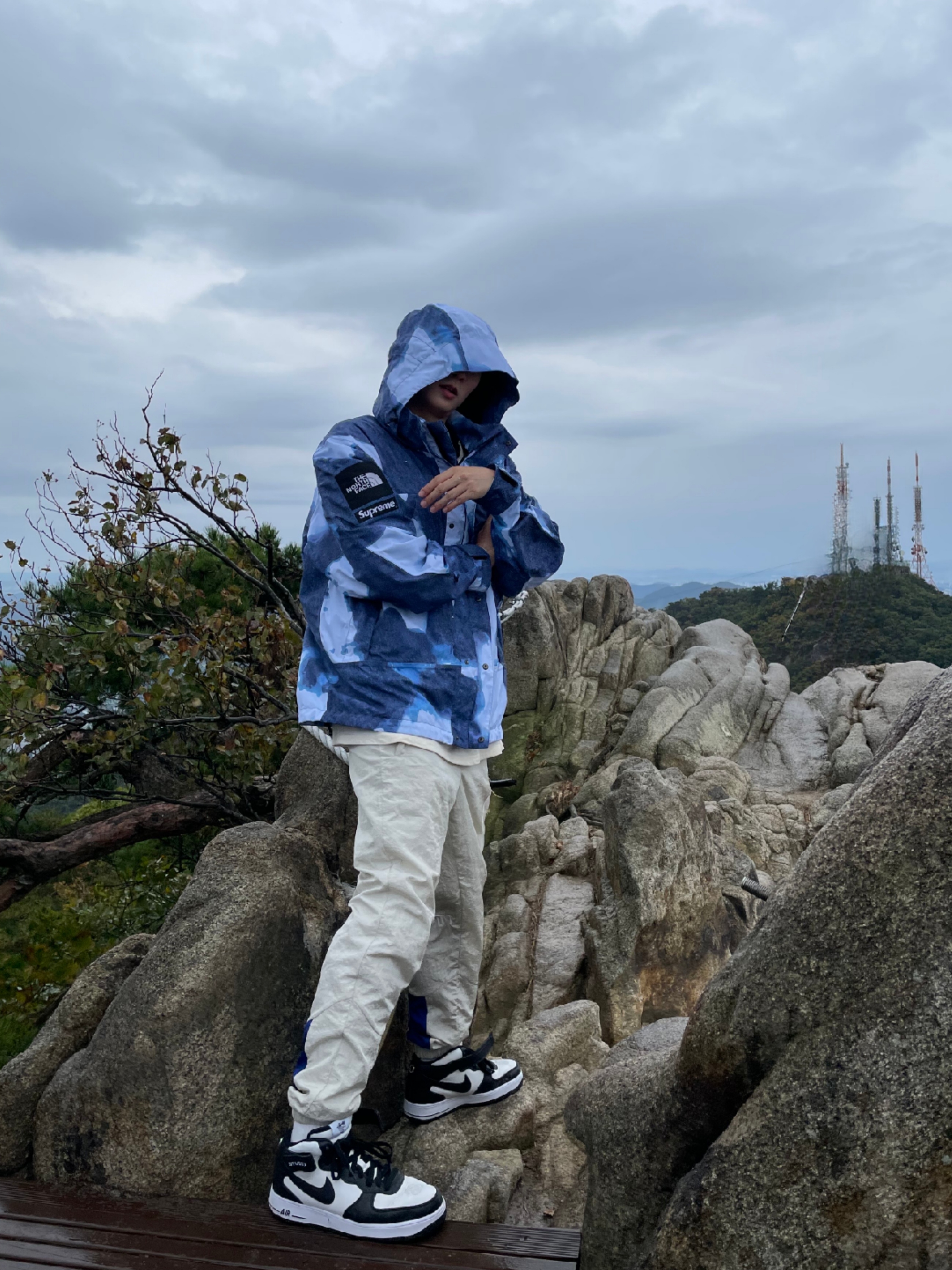 Supreme x The North Face Bleached Denim Print Mountain Jacket Indigo - 21FW, Nike x Stussy Air Force 1 '07 Mid SP Black and Light Bone 착용 스타일 - 1