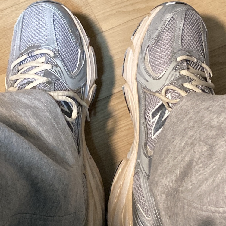New Balance 530 Vintage Metallic Silver 착용 스타일 - 1
