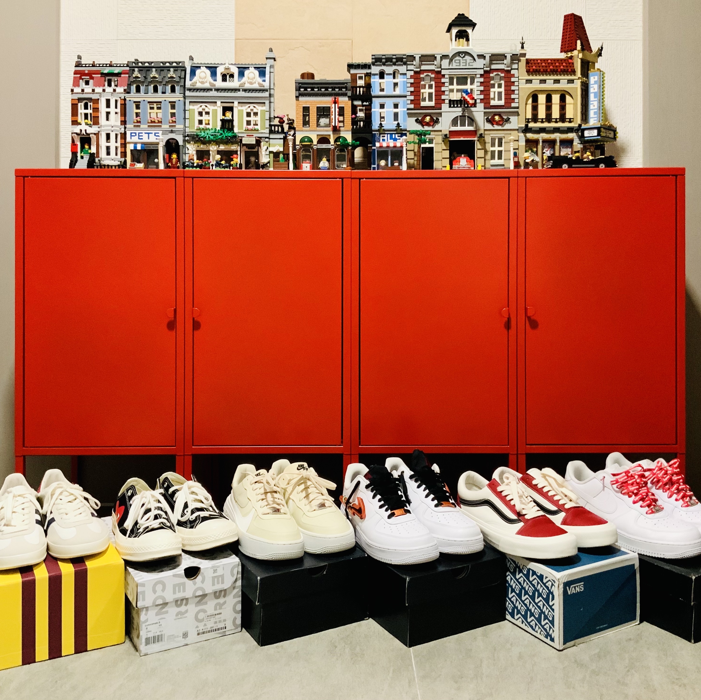 (W) Gucci x Adidas Gazelle Sneakers White, Converse x Play Comme des Garcons Chuck 70 Ox Black 착용 스타일