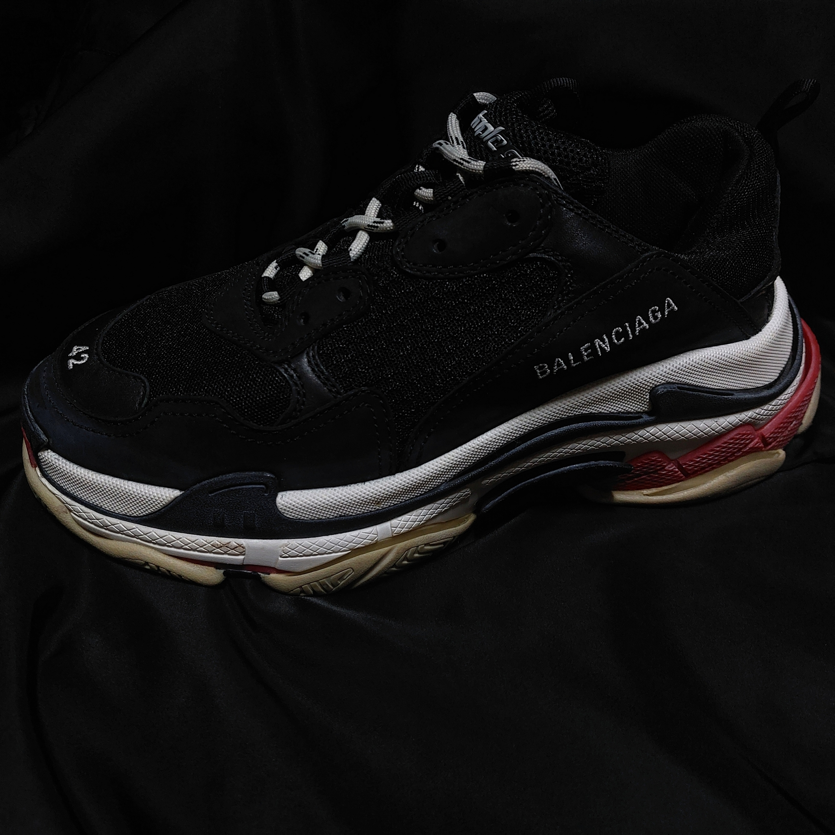 (W) Balenciaga Triple S Trainer Black White Red 착용 스타일