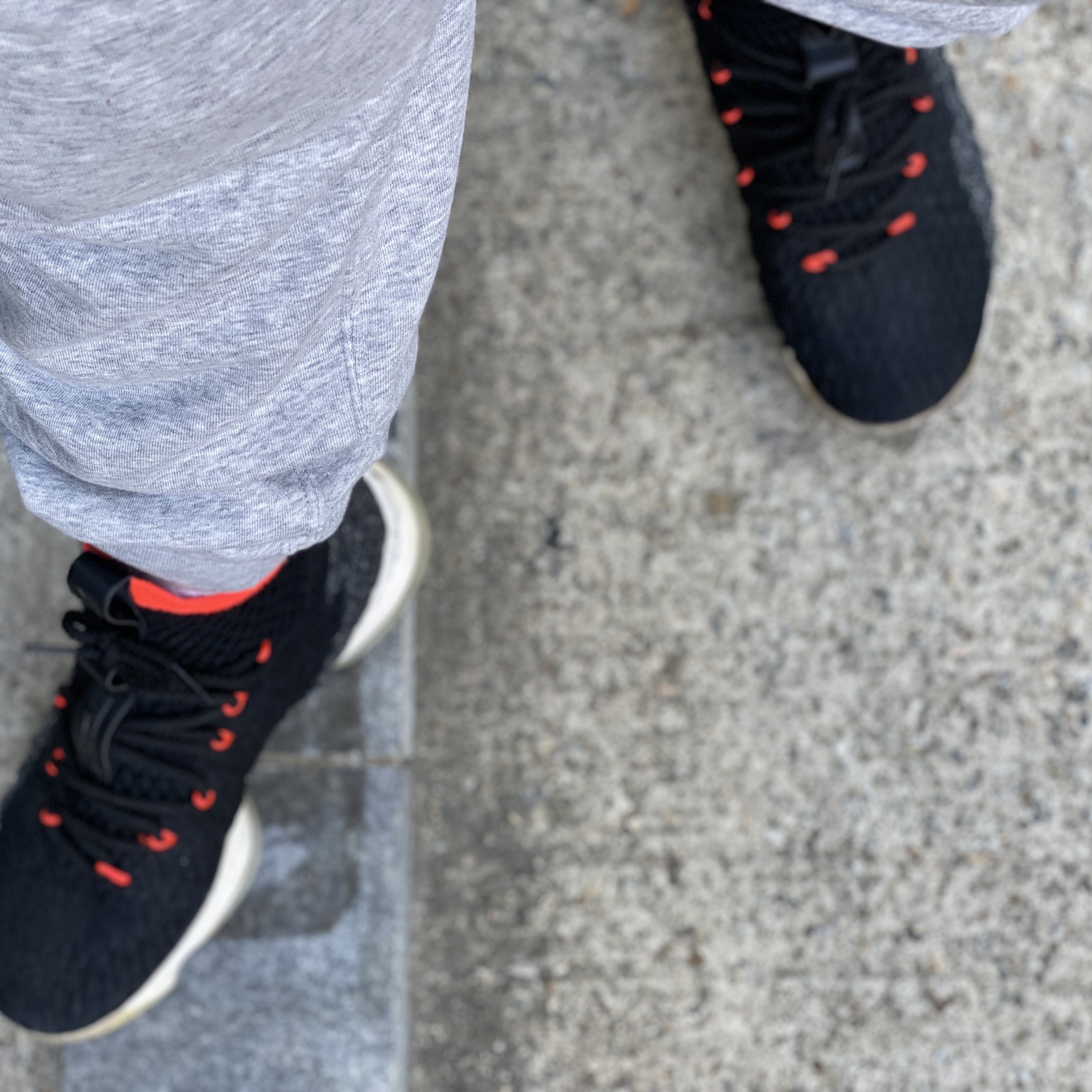 Nike LeBron 15 Black Bright Crimson 착용 스타일