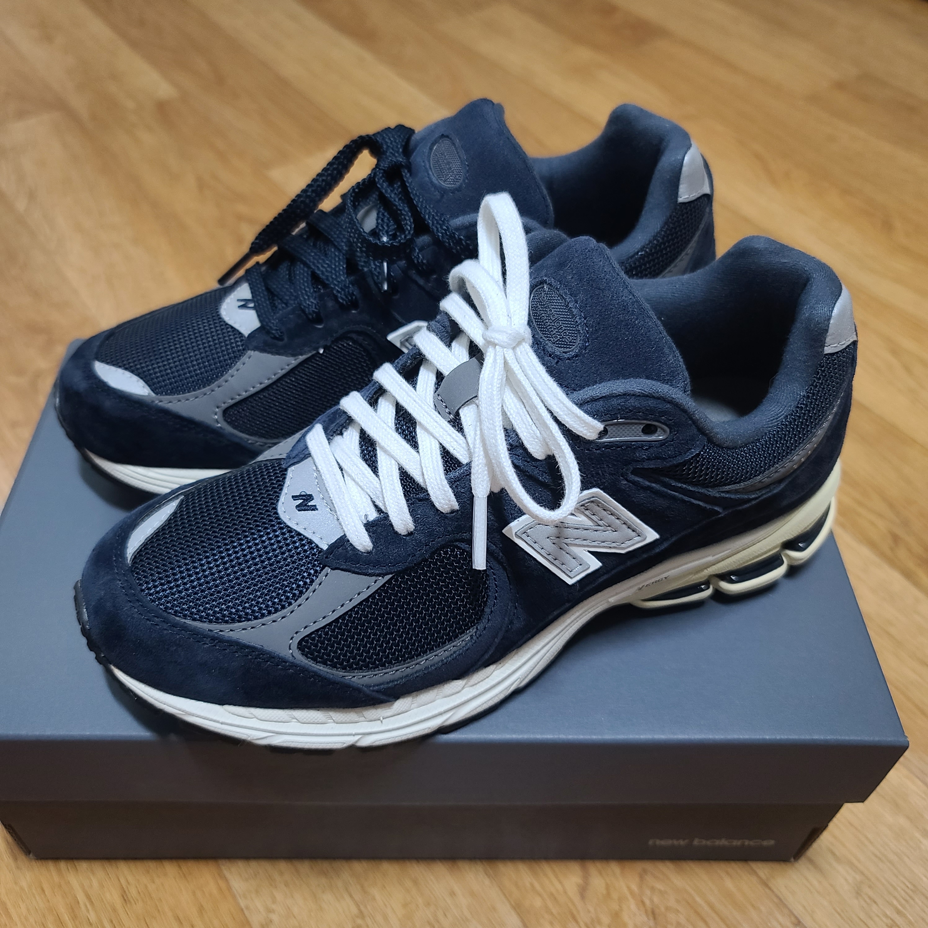 New Balance 2002R Eclipse Castlerock 착용 스타일 - 3