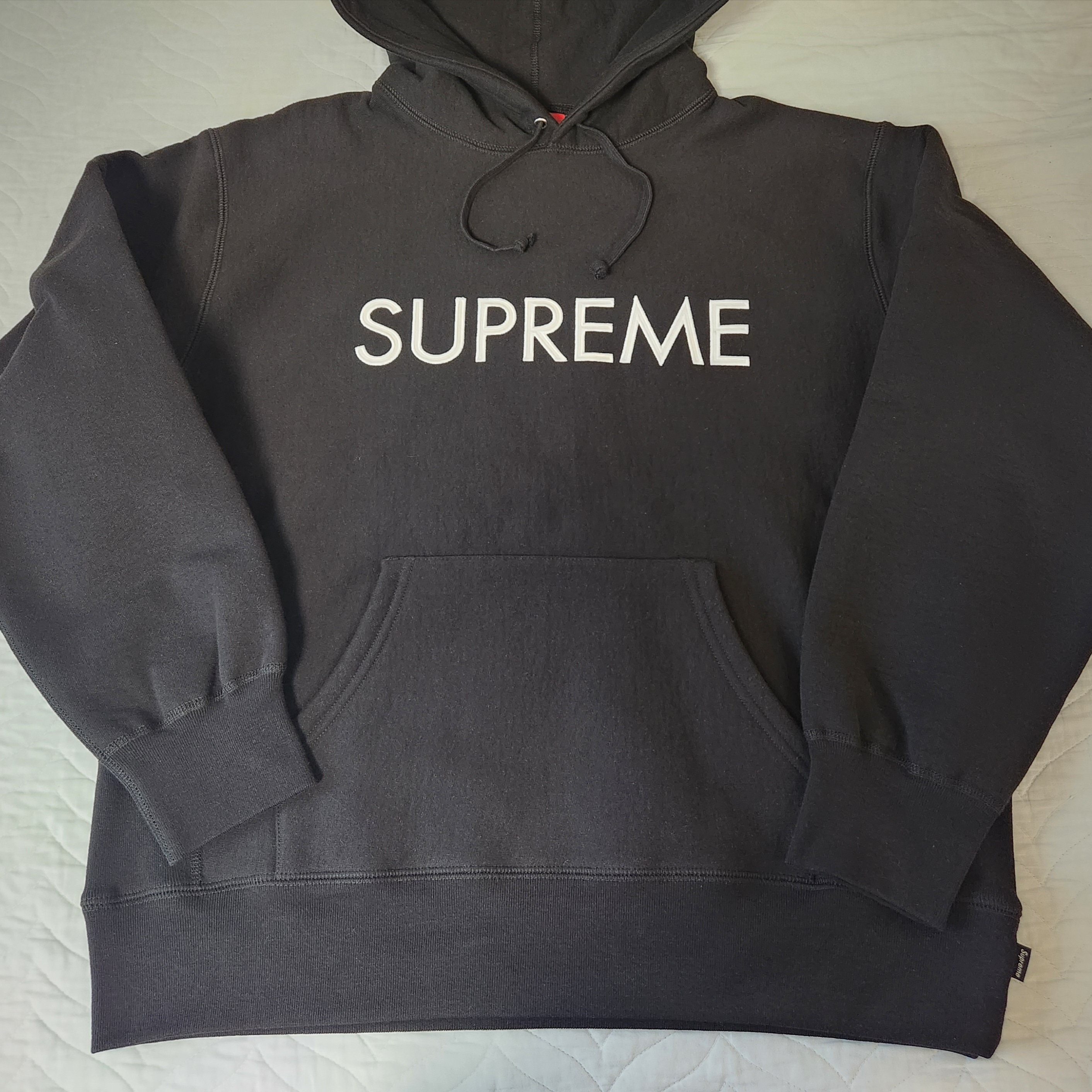 Supreme Capital Hooded Sweatshirt Black - 22FW 착용 스타일 - 1