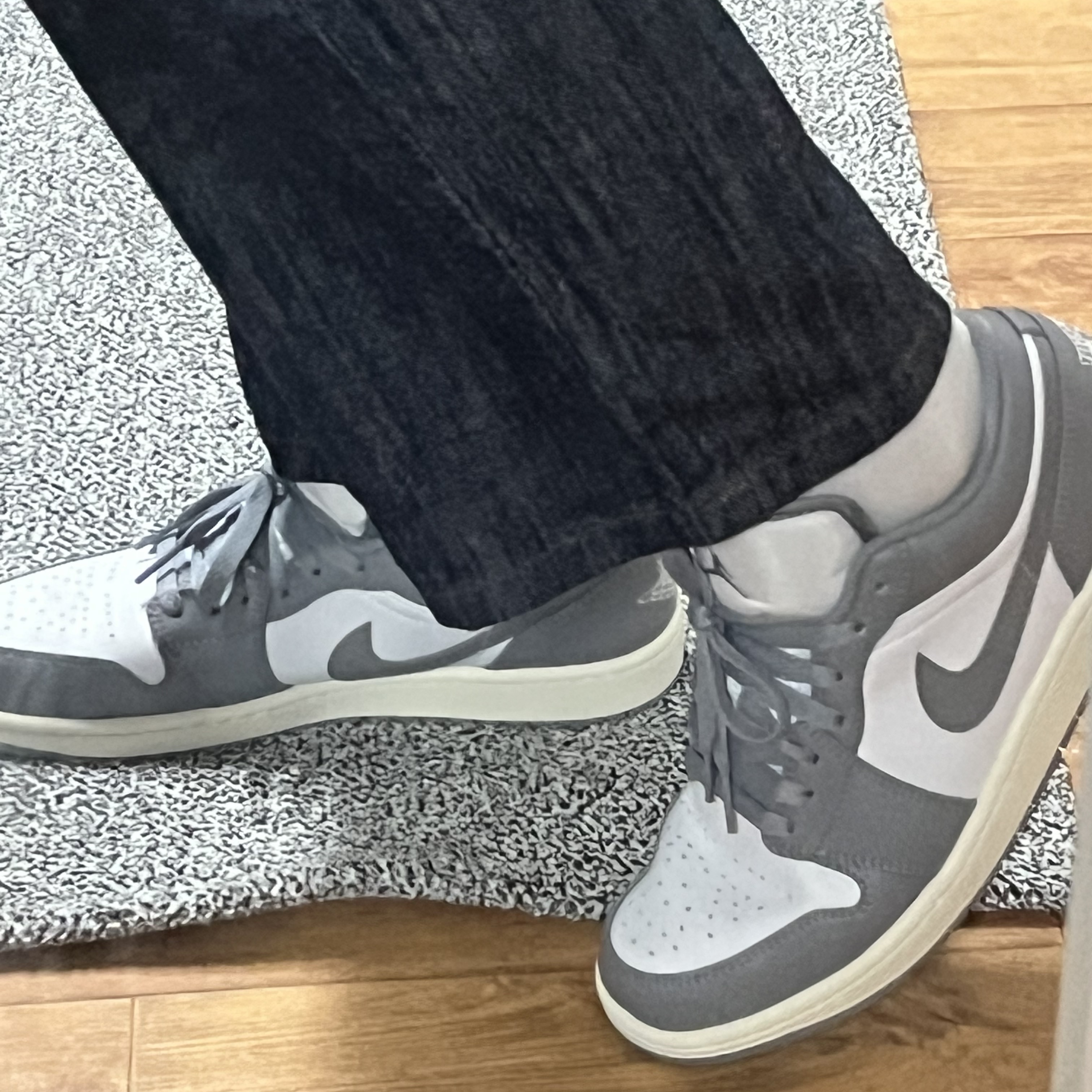 Jordan 1 Low Stealth and White 착용 스타일
