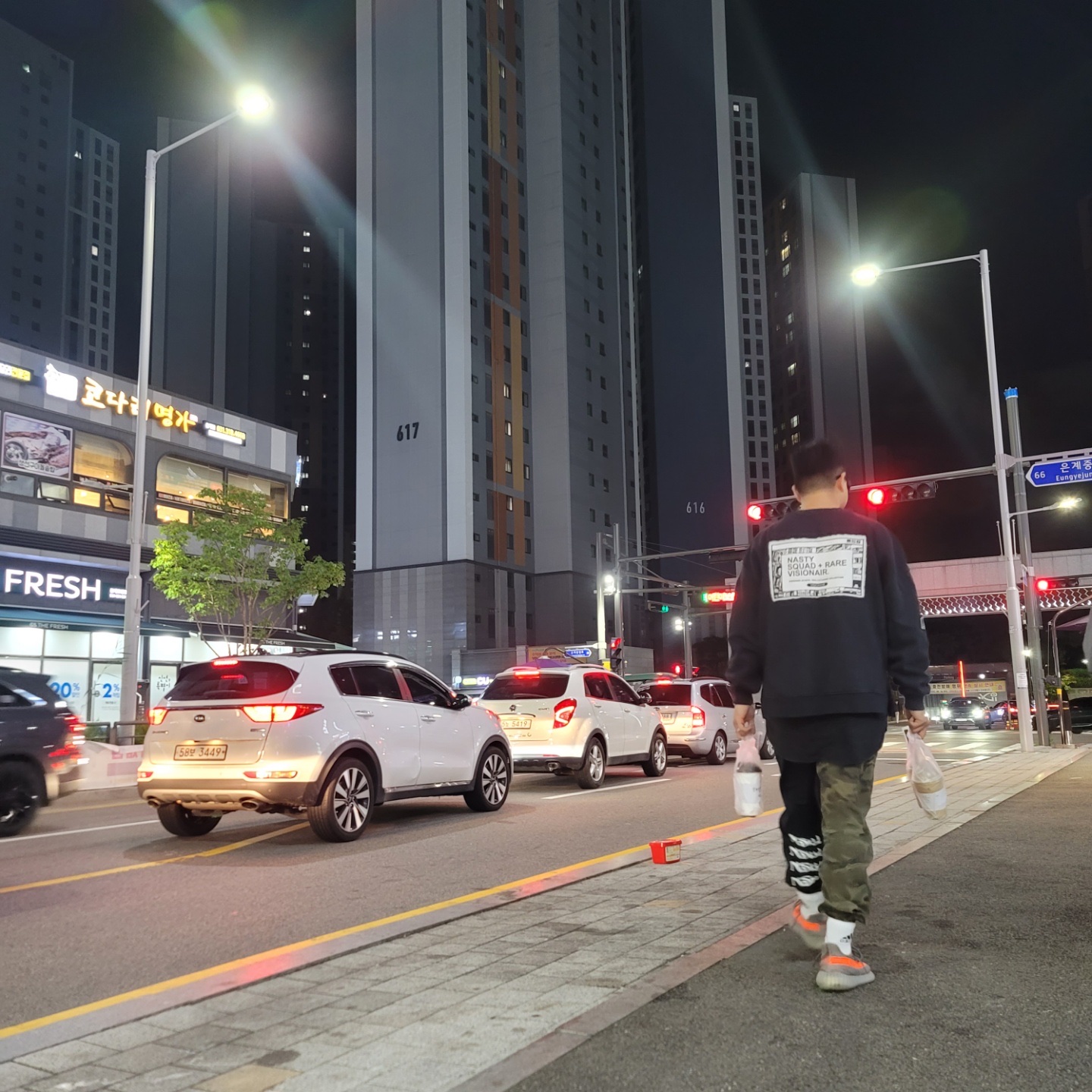 Adidas Yeezy Boost 350 V2 Beluga - Reflective, Nike x Off-White Blazer Low '77 White and University Red 착용 스타일 - 3