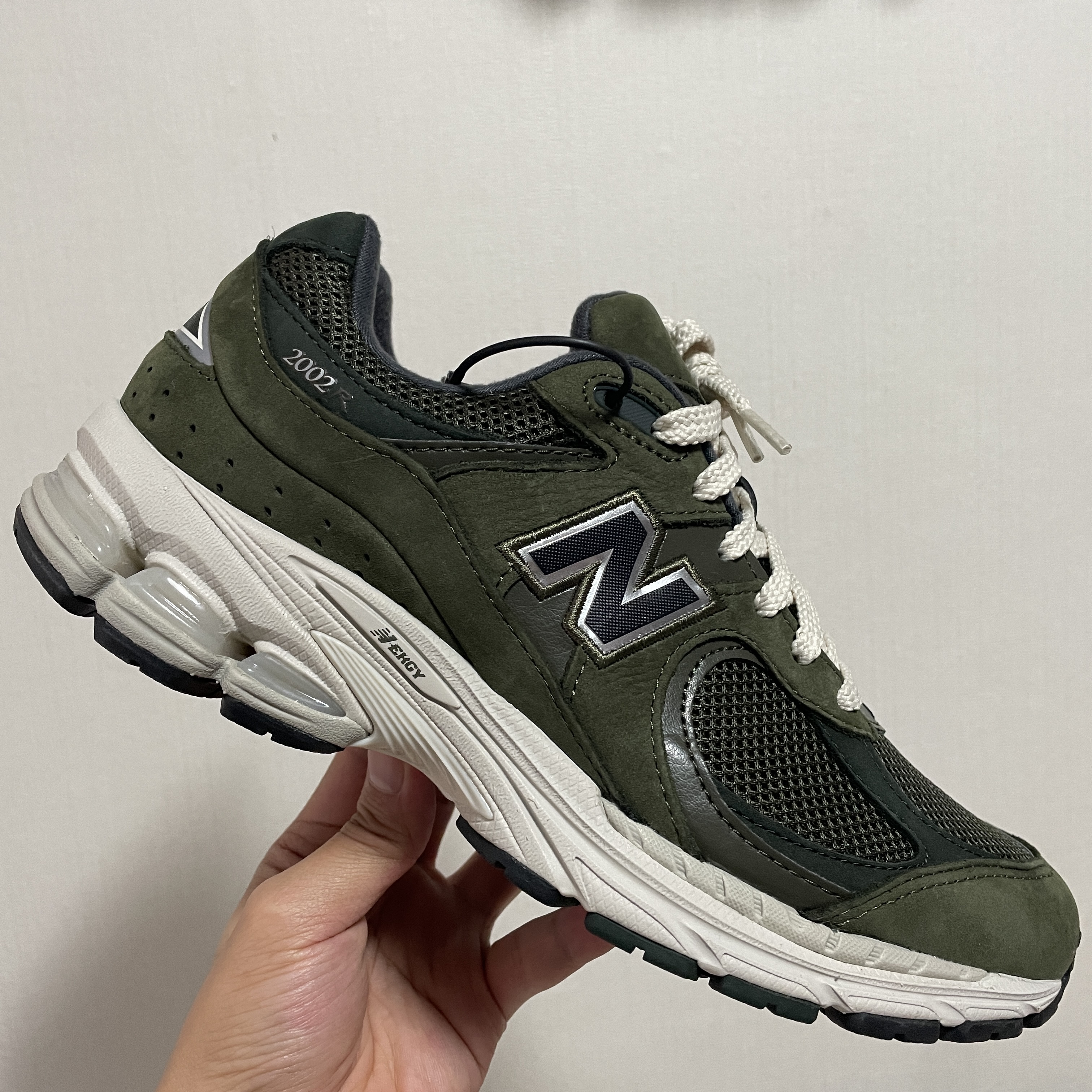 New Balance 2002R Grape Leaf 착용 스타일 - 1