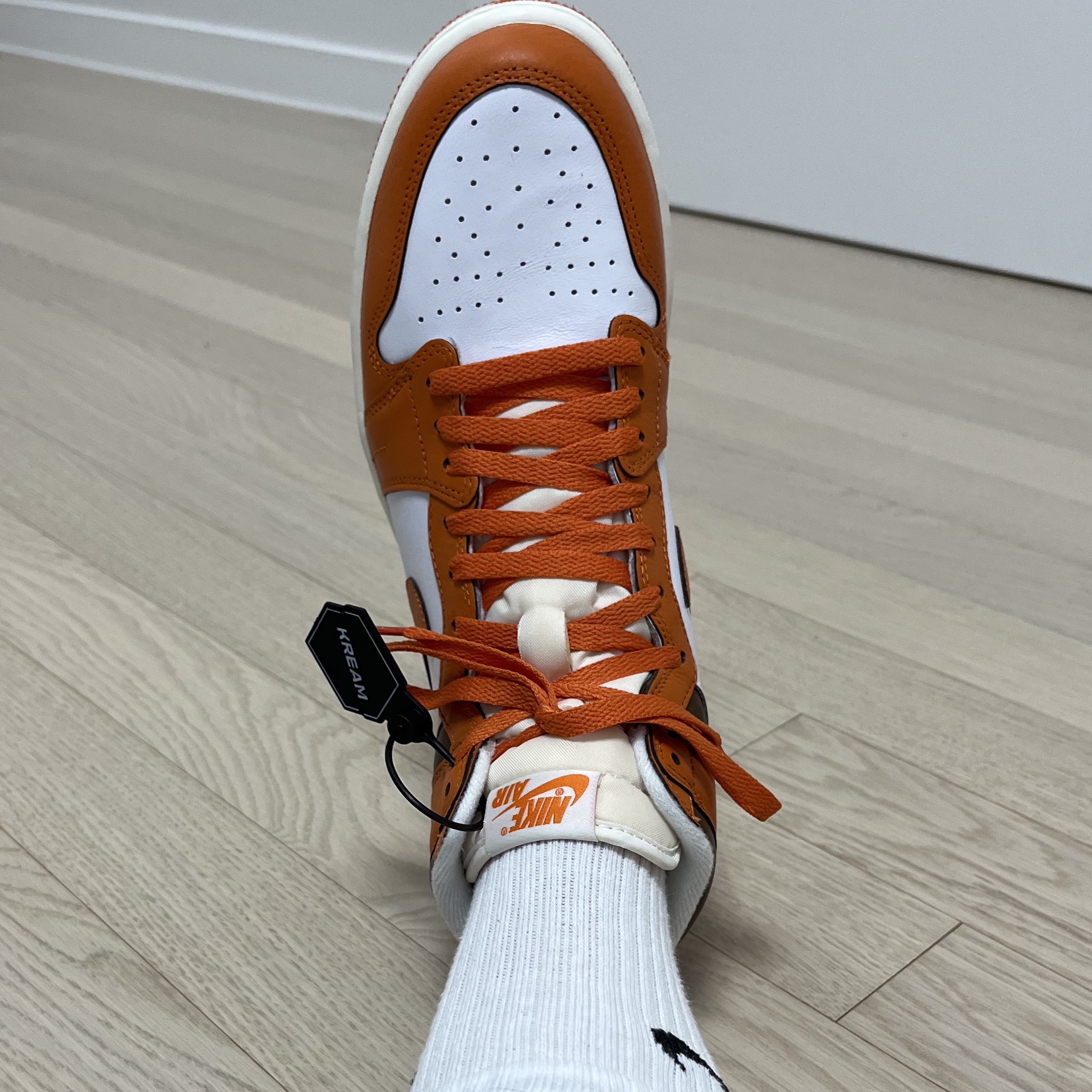 (W) Jordan 1 Retro High OG Starfish, Jordan 1 Retro High OG University Blue 착용 스타일 - 1