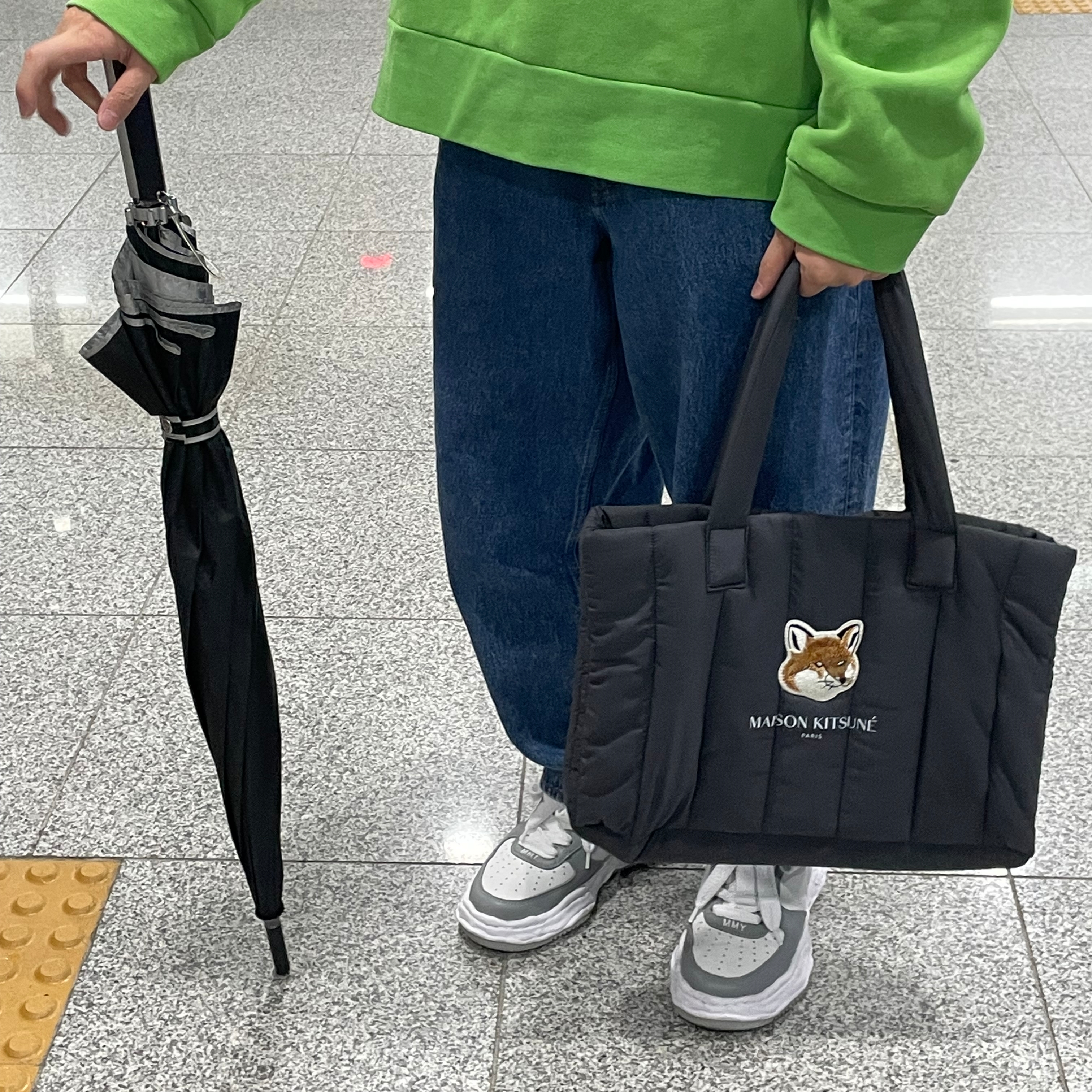 Maison Mihara Yasuhiro Wayne OG Sole Leather Low-top Sneakers Gray White, Maison Kitsune x Laneige Padded Bag Navy 착용 스타일