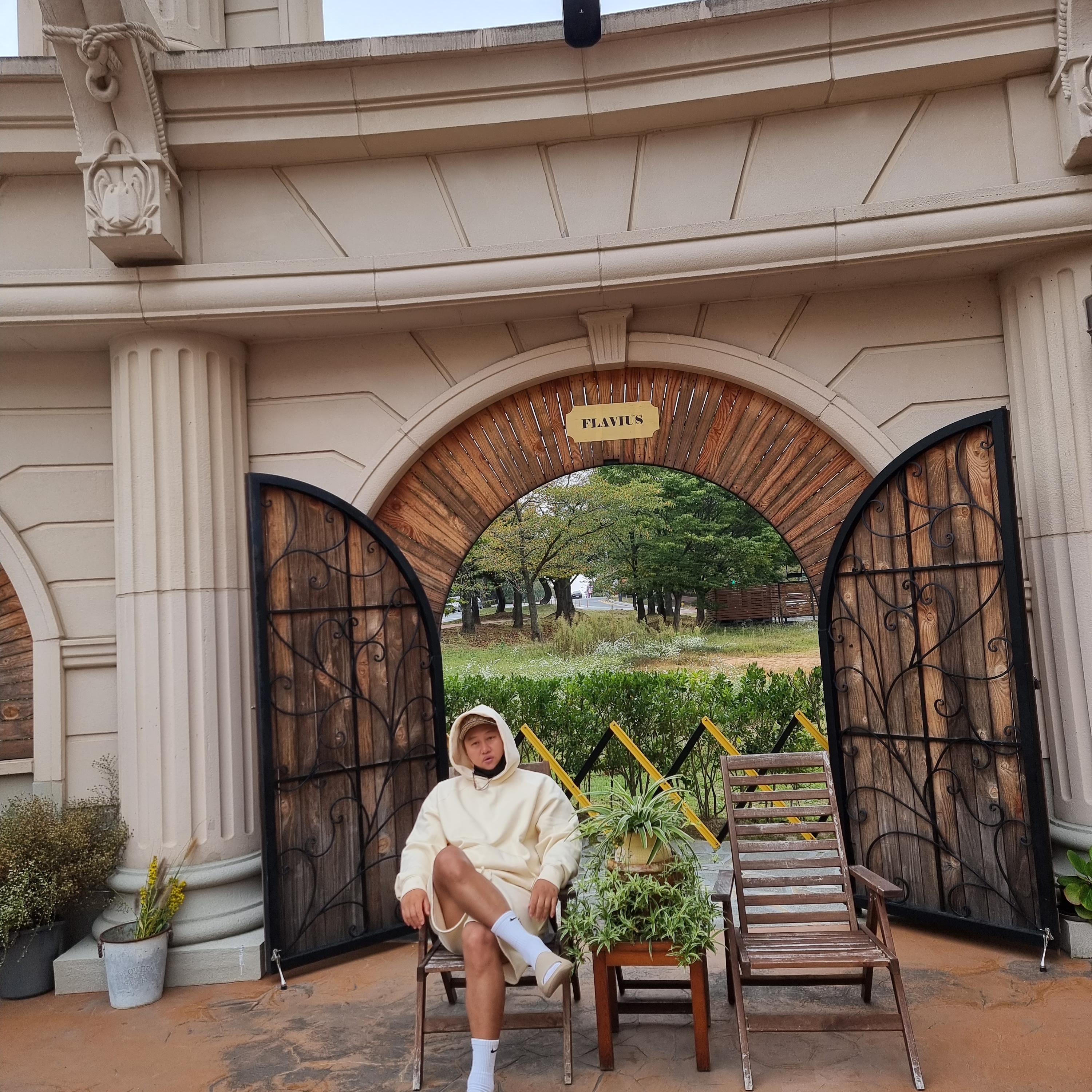 Essentials Pull-Over Hoodie Cream - 21SS, Essentials Sweatshorts Cream - 21SS 착용 스타일 - 1