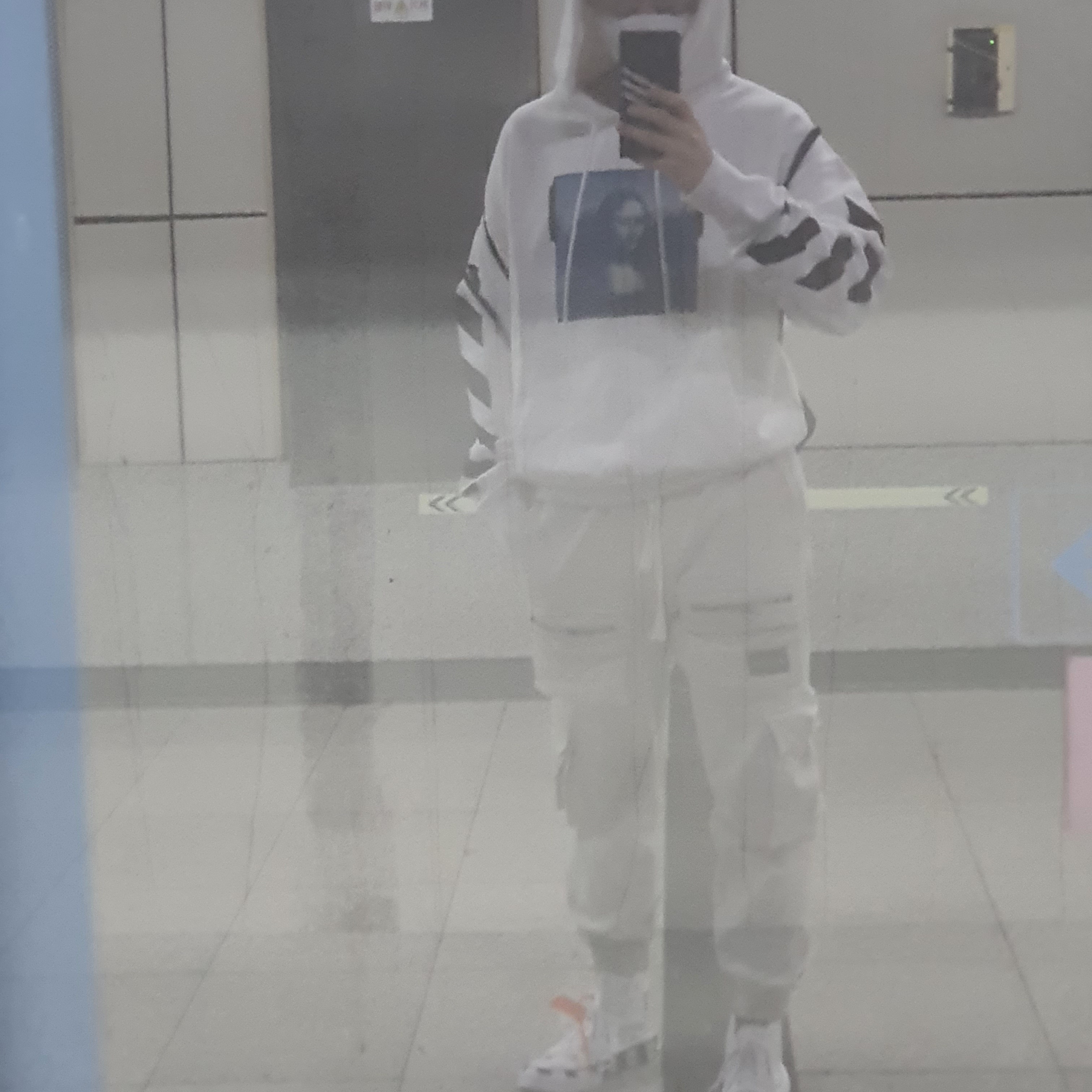 Converse x Off-White Chuck 70 High V2 2021, Off-White Monalisa Arrow Hoodie White 착용 스타일