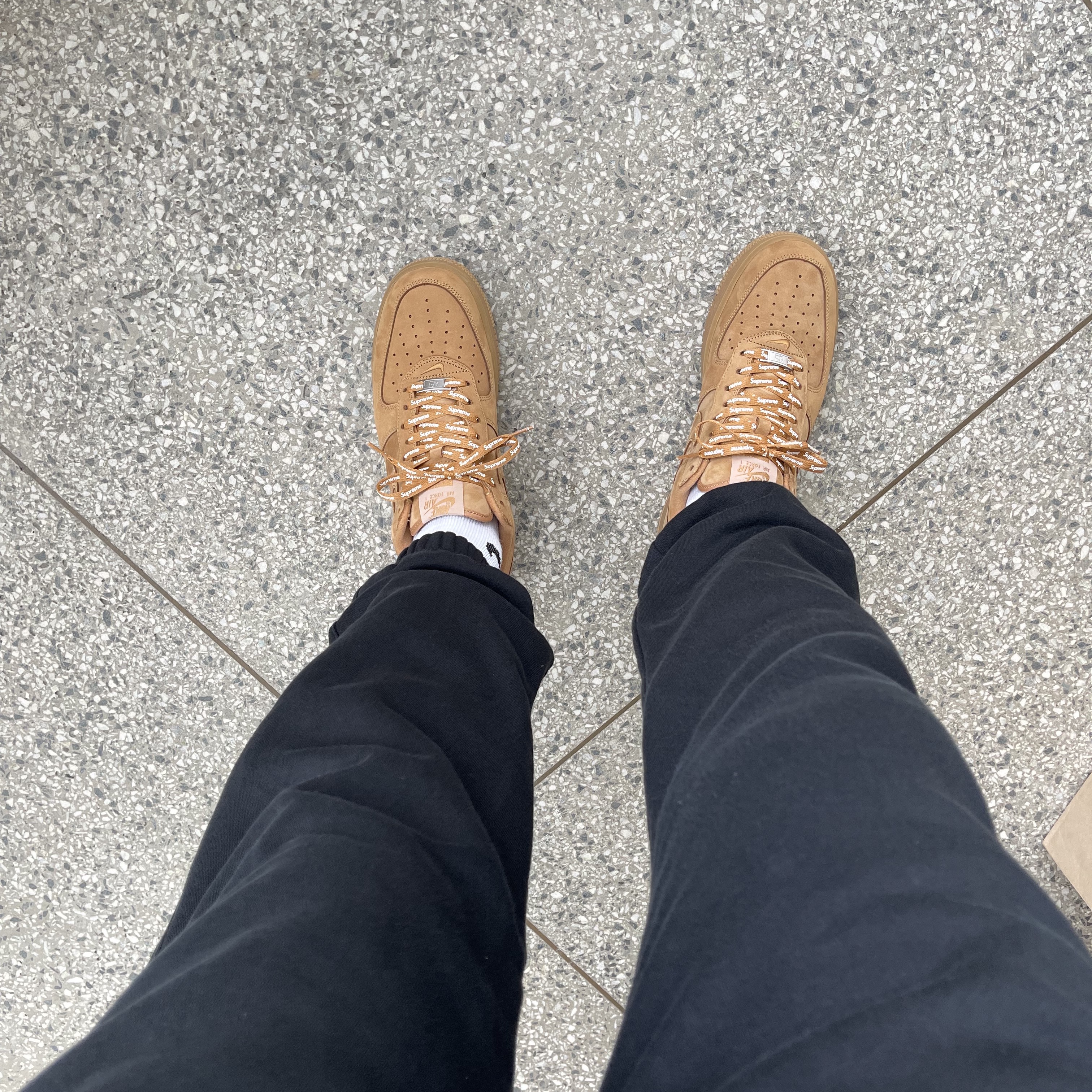 Nike x Supreme Air Force 1 Low Flax 착용 스타일 - 1