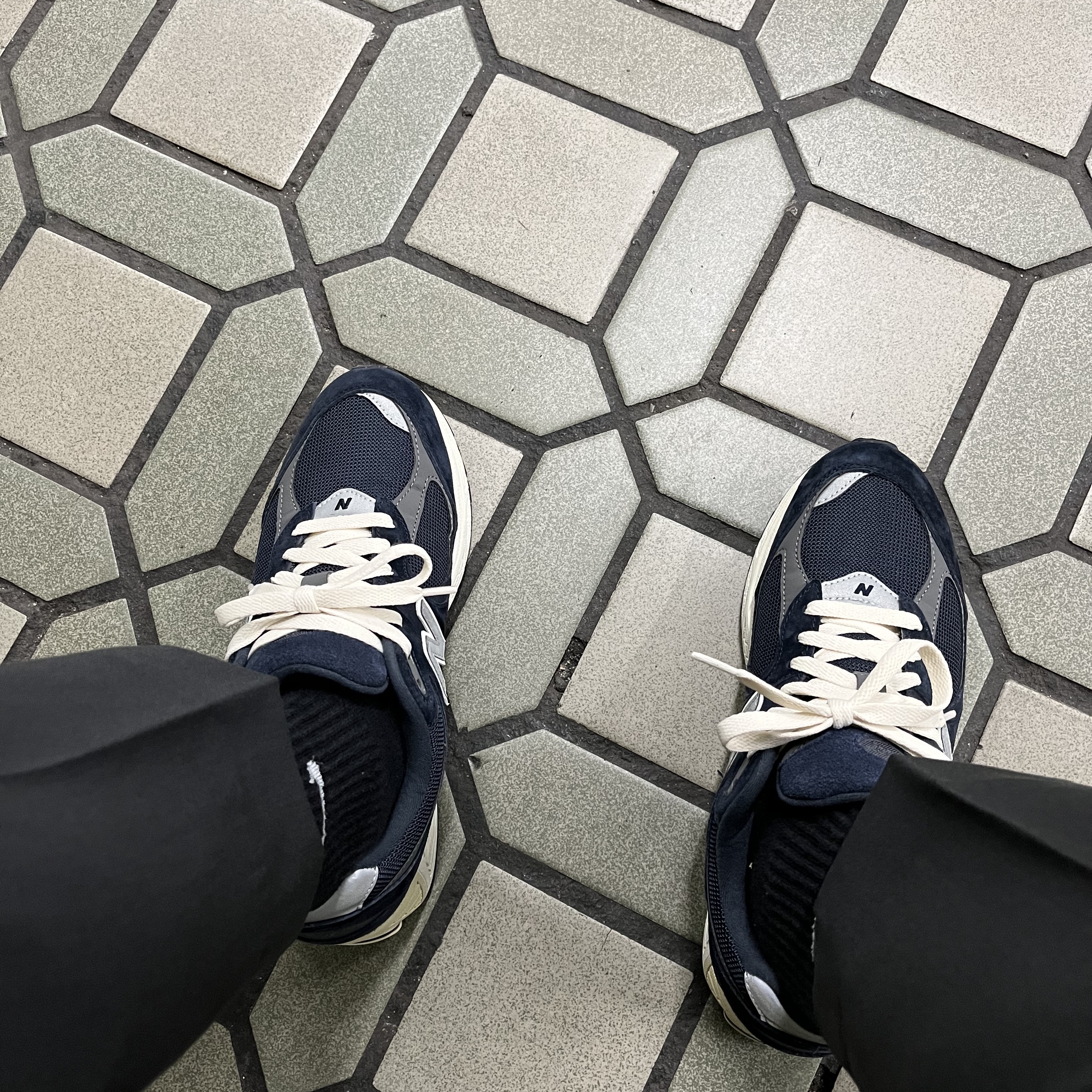 New Balance 2002R Eclipse Castlerock 착용 스타일 - 2