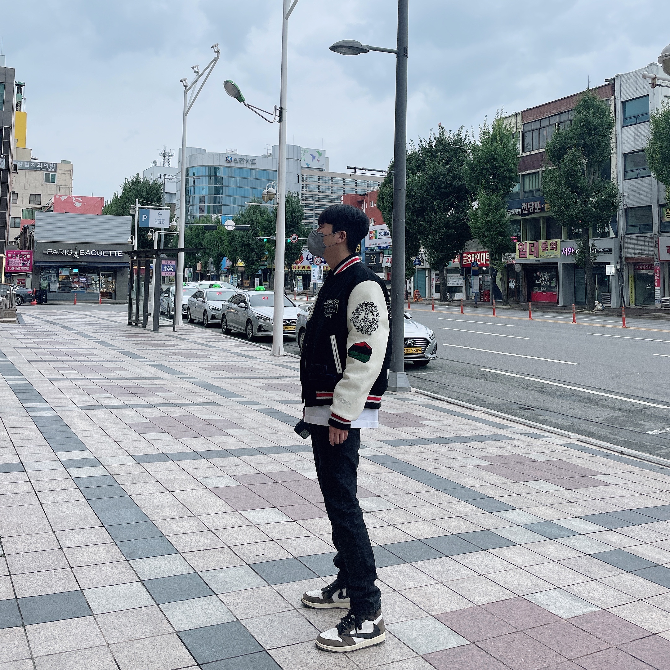 Stussy x Our Legacy x Denim Tears TTL Varsity Jacket Black, Jordan 1 x Travis Scott Retro High OG SP Mocha 착용 스타일 - 1