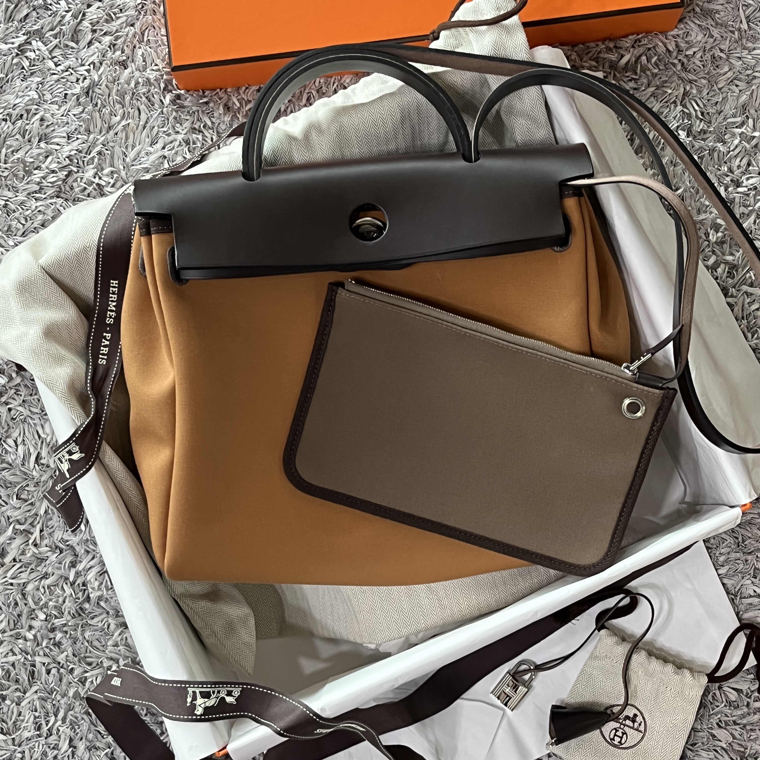 Hermes Herbag Zip 31 Verso Bag Retourne Canvas & Palladium Dune Etoupe Ebene 착용 스타일 - 2