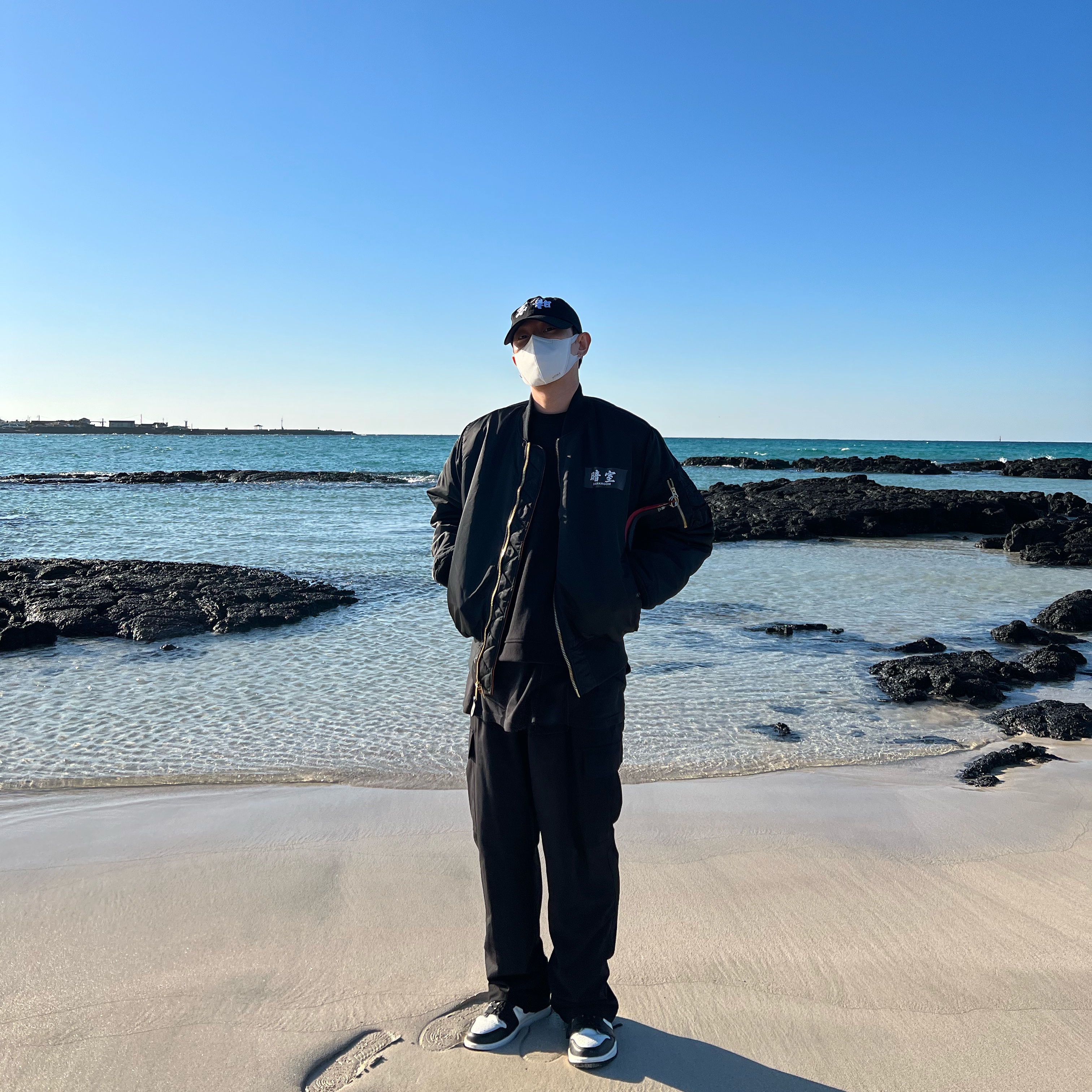Darkr8m Studio Upside Down White Logo Cap, Darkr8m Studio x Alpha Industries Roommate MA-1 Jacket Black Silver 착용 스타일 - 1