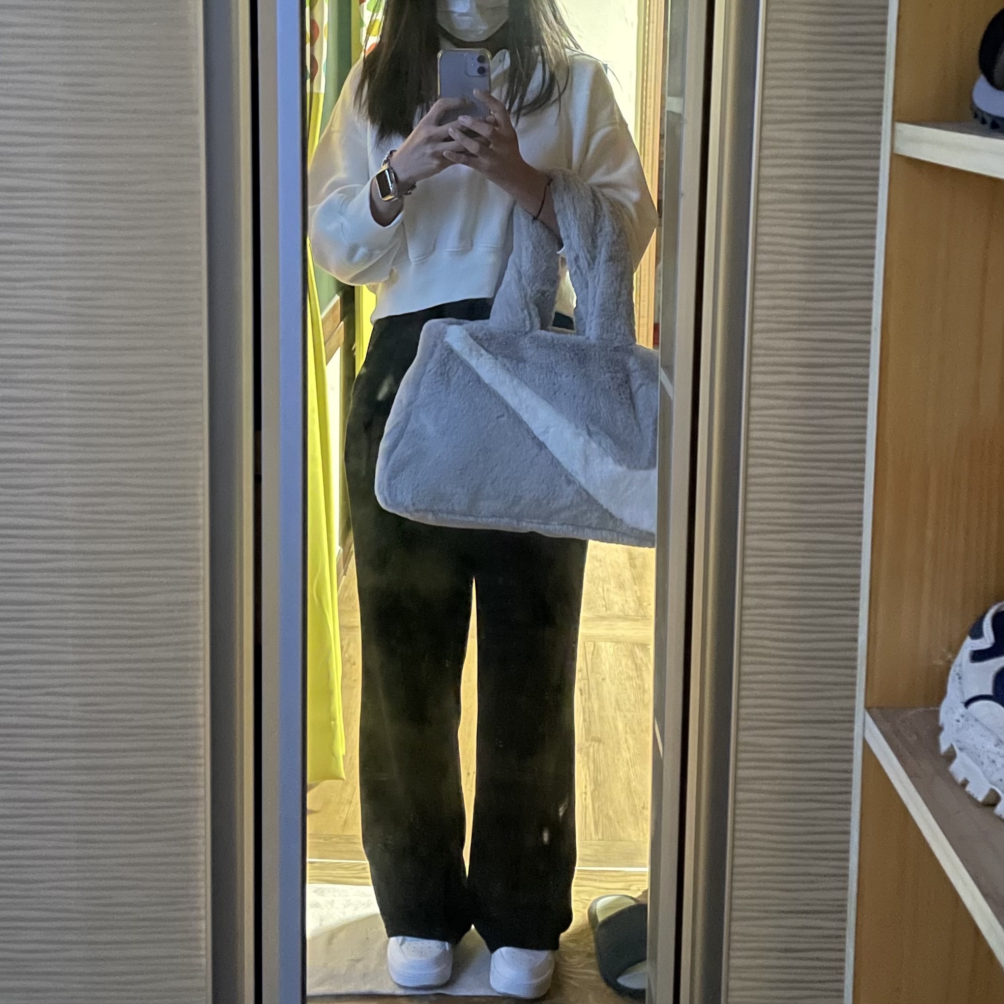 (W) Nike Air Force 1 '07 Low White, Nike NSW Faux Fur Tote Bag Light Iron Ore 착용 스타일