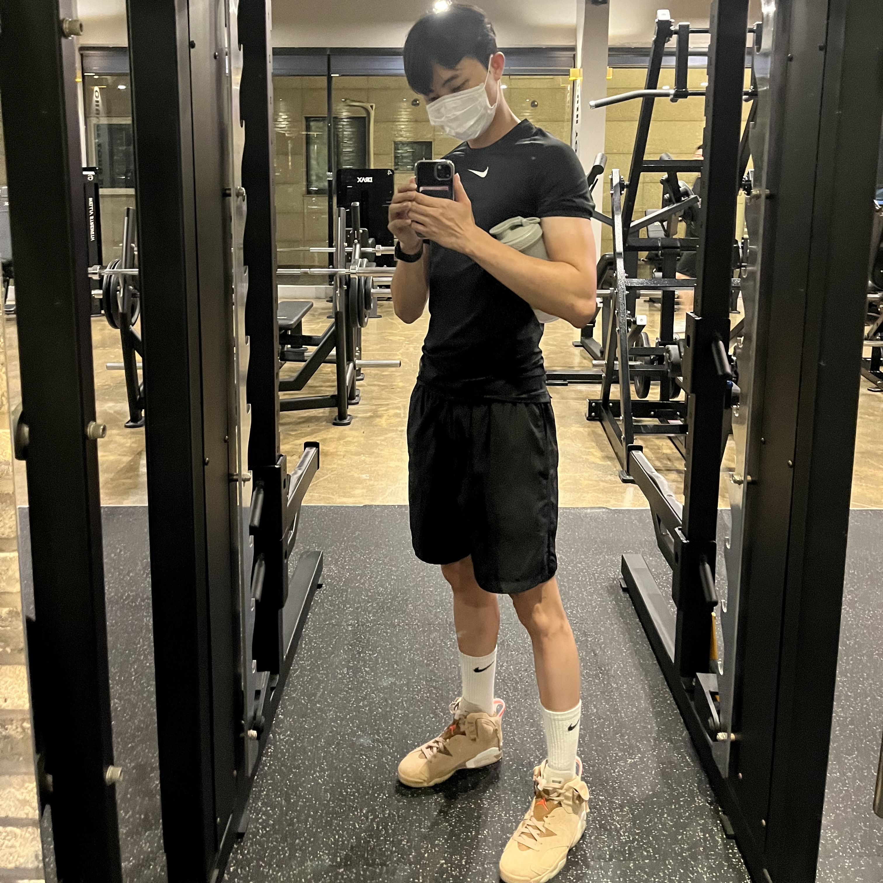 Jordan 6 x Travis Scott Retro SP British Khaki 착용 스타일
