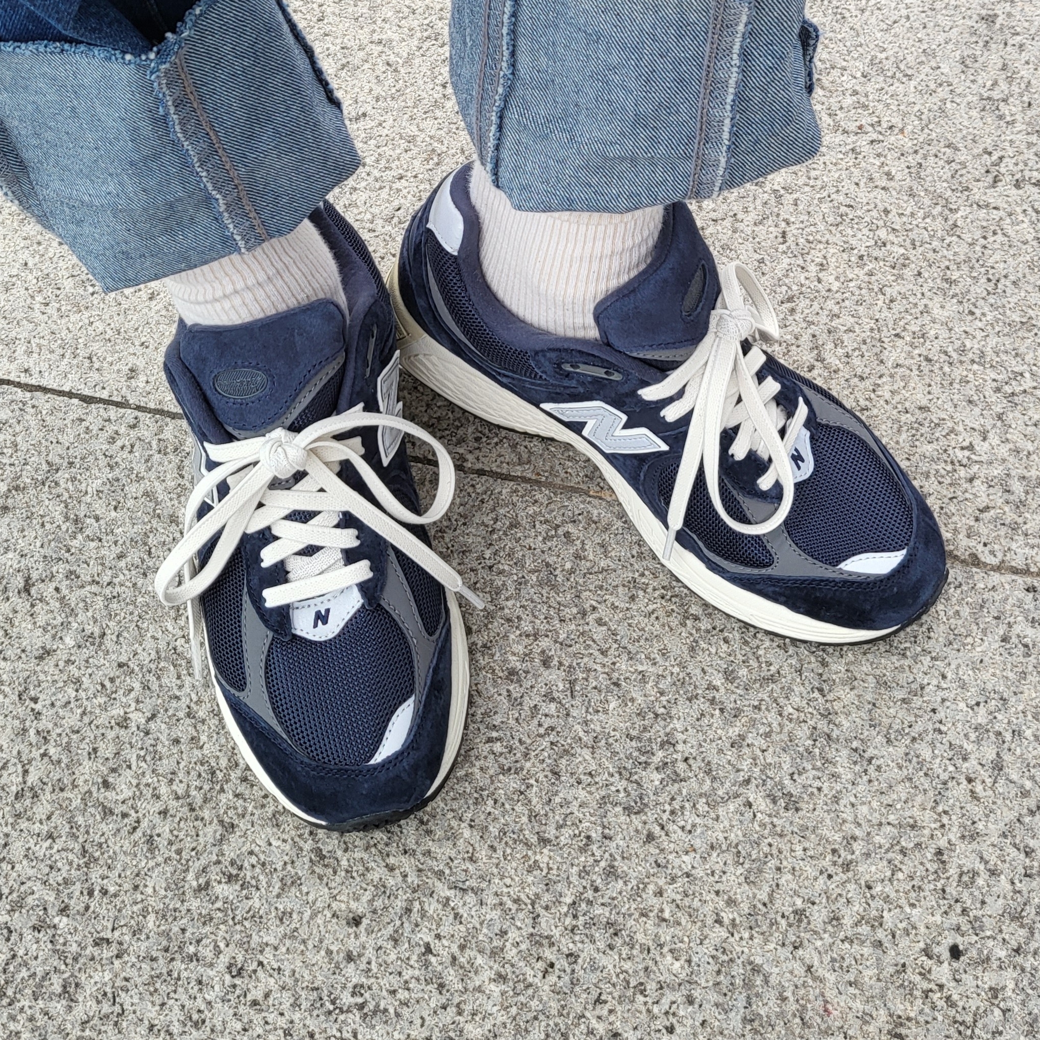 New Balance 2002R Eclipse Castlerock 착용 스타일 - 1
