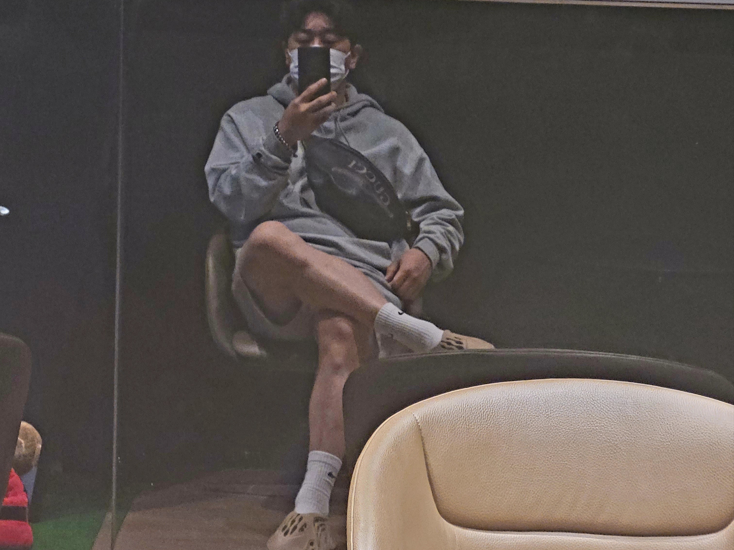 Adidas Yeezy Foam RNNR Ochre 착용 스타일 - 1