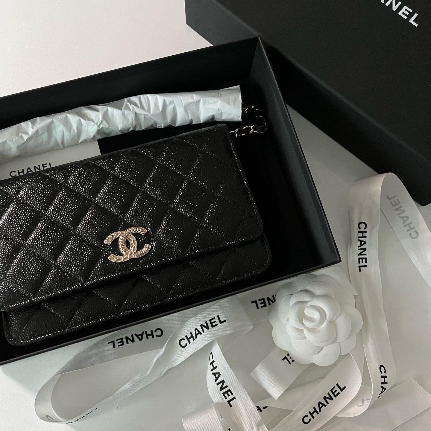 Chanel Wallet On Chain Grained Calfskin & Gold Black 착용 스타일 - 2