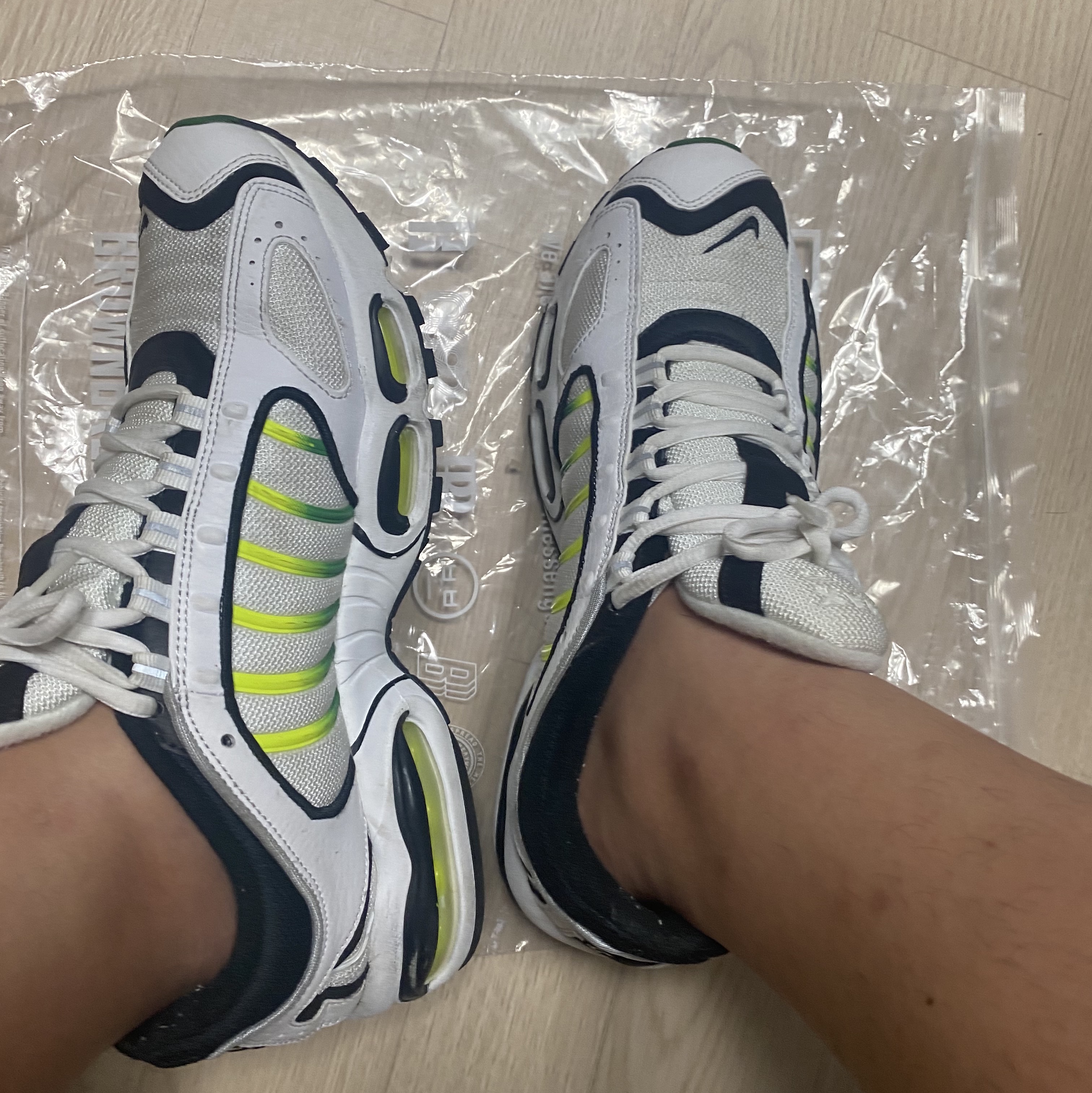 Nike Air Max Tailwind 4 White Volt Black 착용 스타일 - 1
