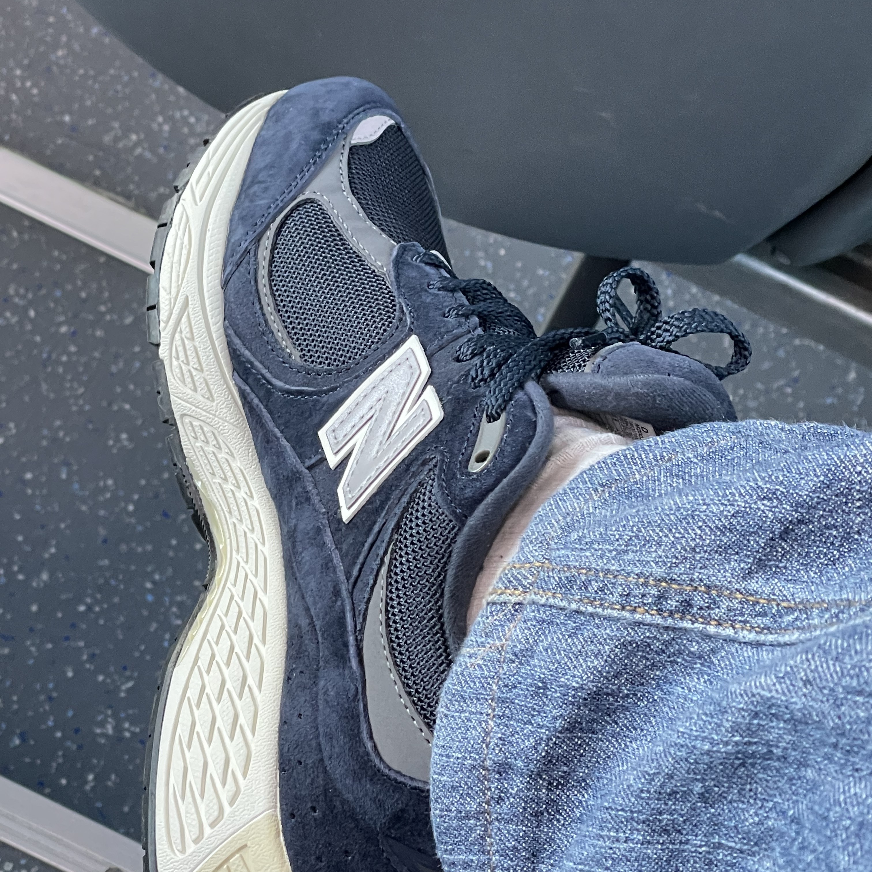 New Balance 2002R Eclipse Castlerock 착용 스타일