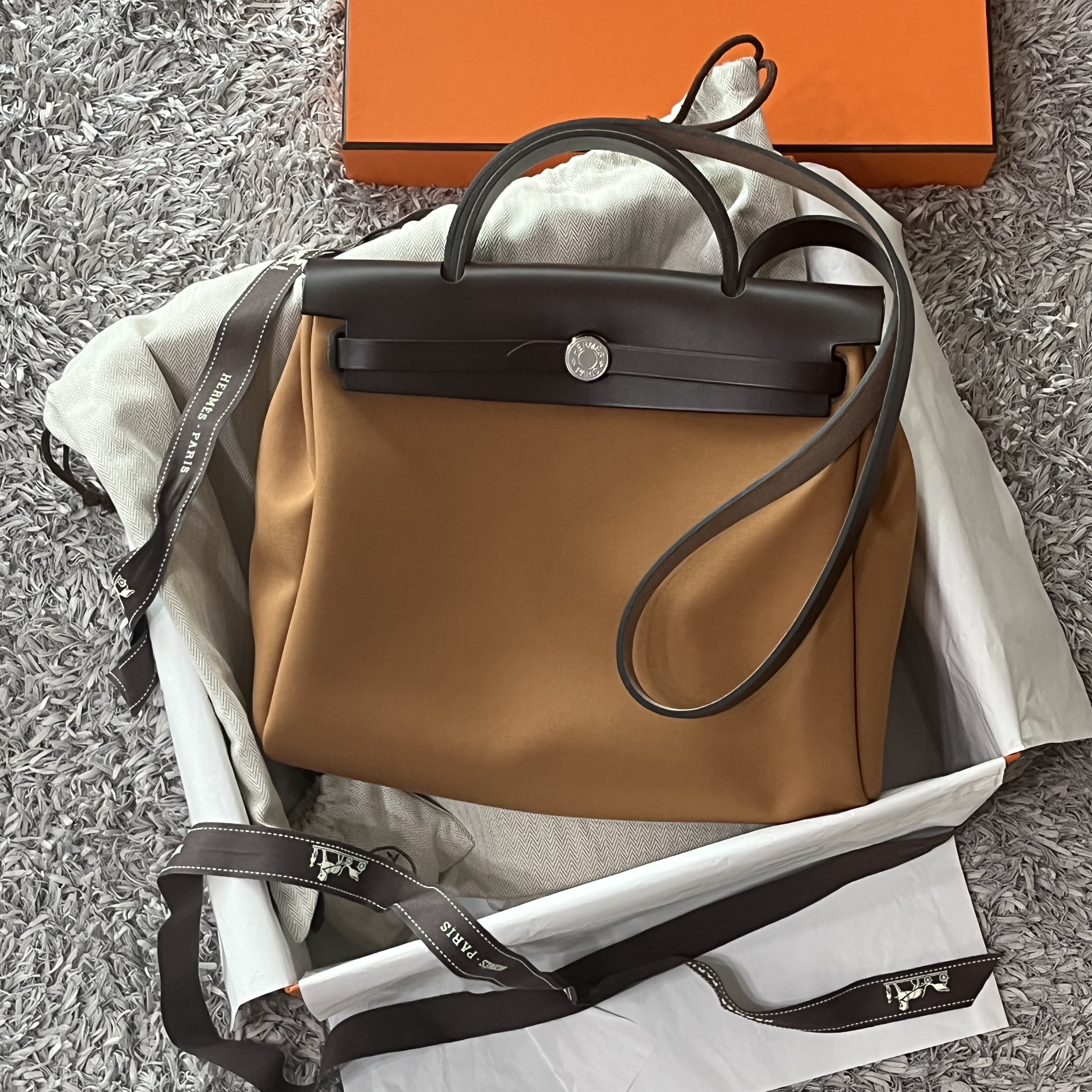Hermes Herbag Zip 31 Verso Bag Retourne Canvas & Palladium Dune Etoupe Ebene 착용 스타일 - 1