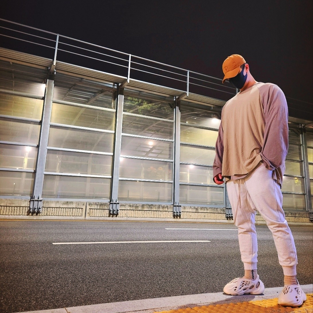 Adidas Yeezy Foam RNNR Sand 착용 스타일 - 1