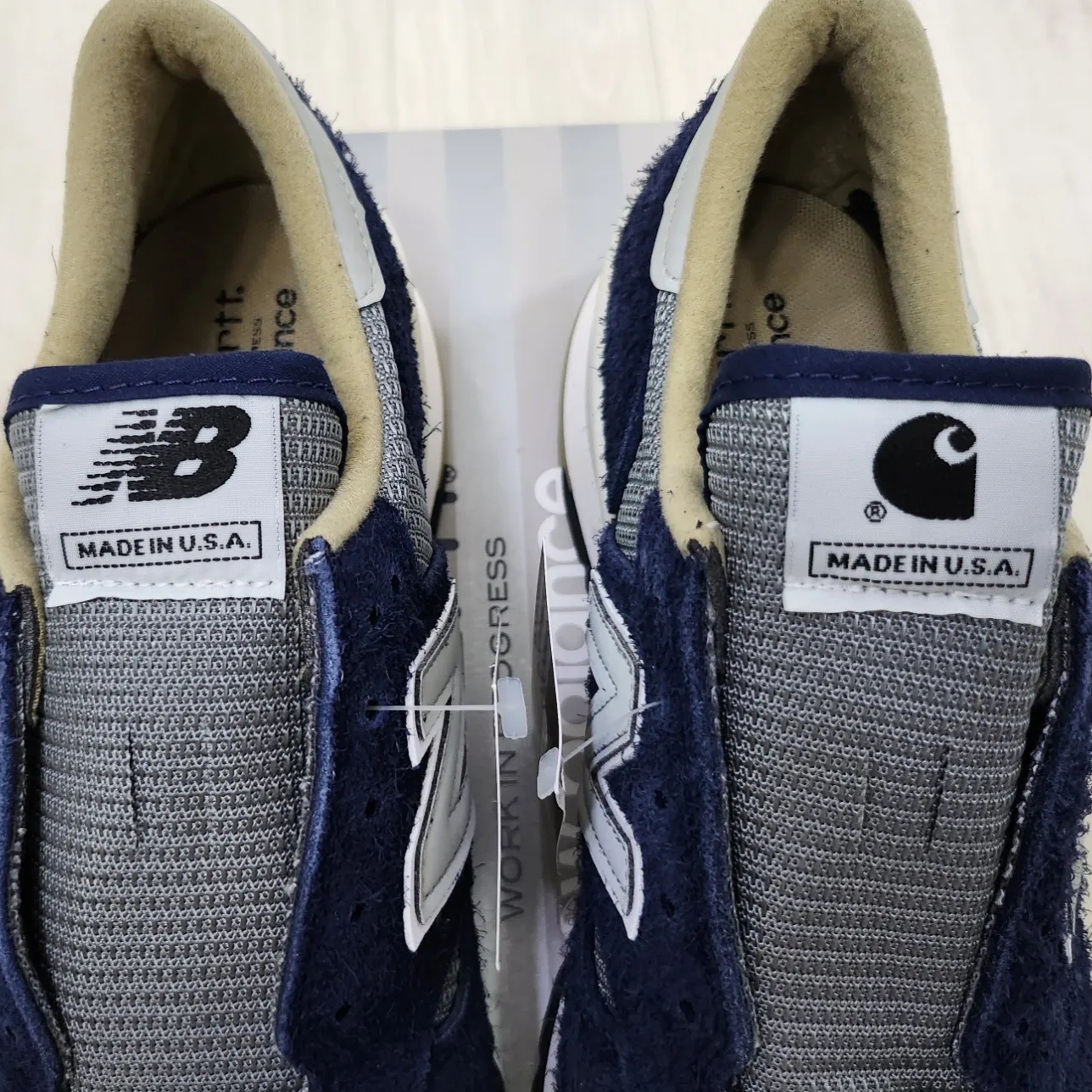 New Balance x Carhartt WIP 990v1 Made in USA Sculpture Center 착용 스타일 - 3