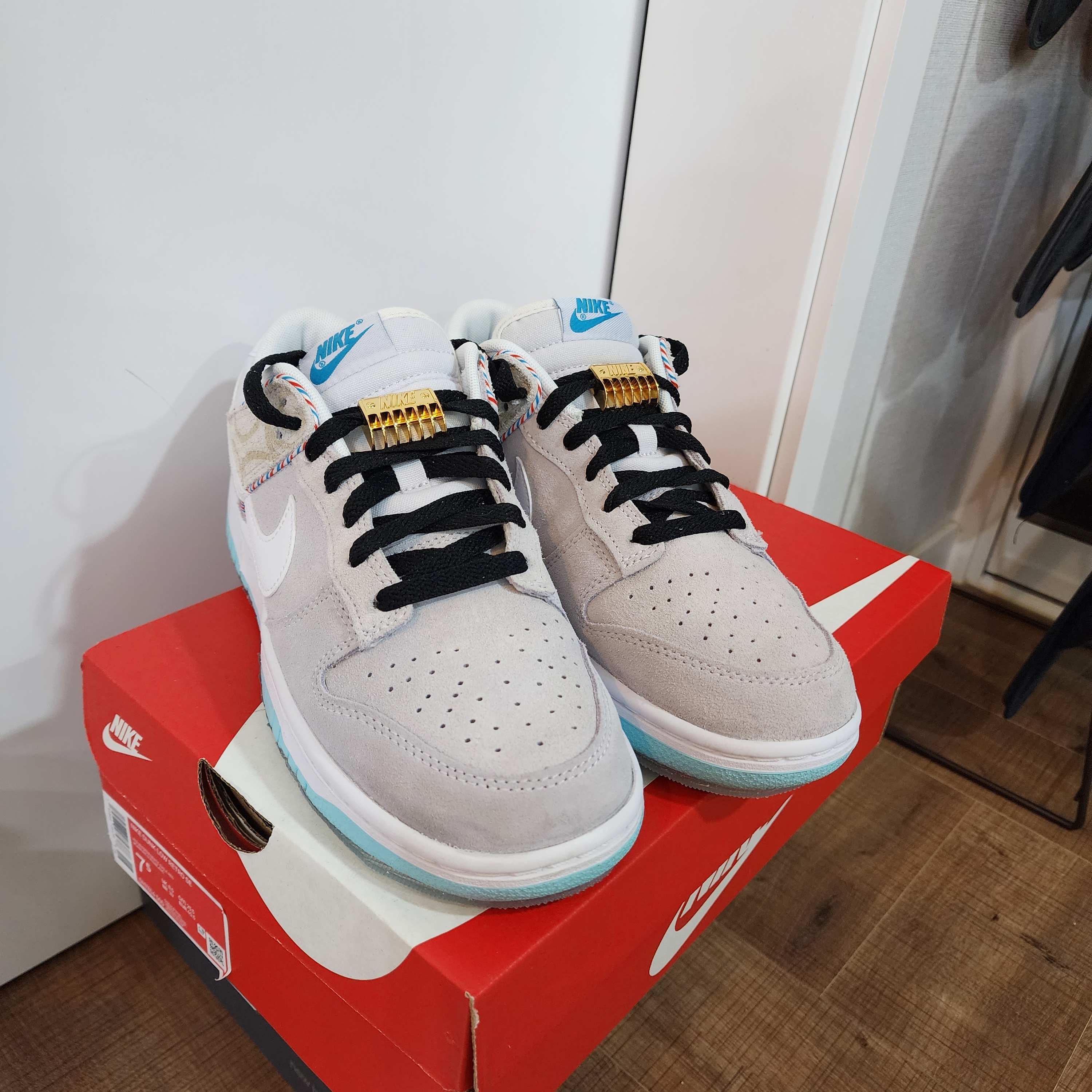 Nike Dunk Low Retro SE Barber Shop Grey 착용 스타일