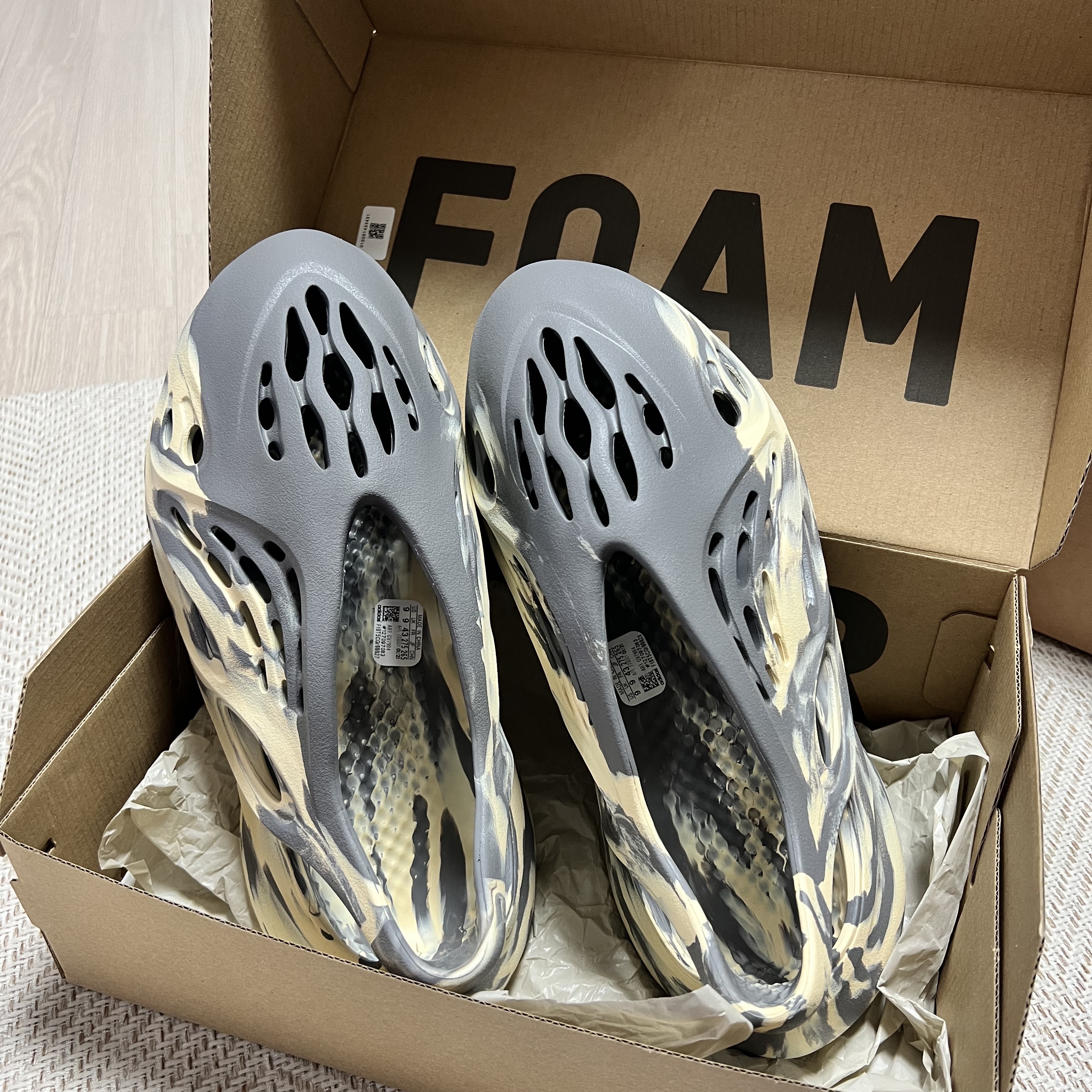 Adidas Yeezy Foam RNNR MXT Moon Gray 착용 스타일 - 4