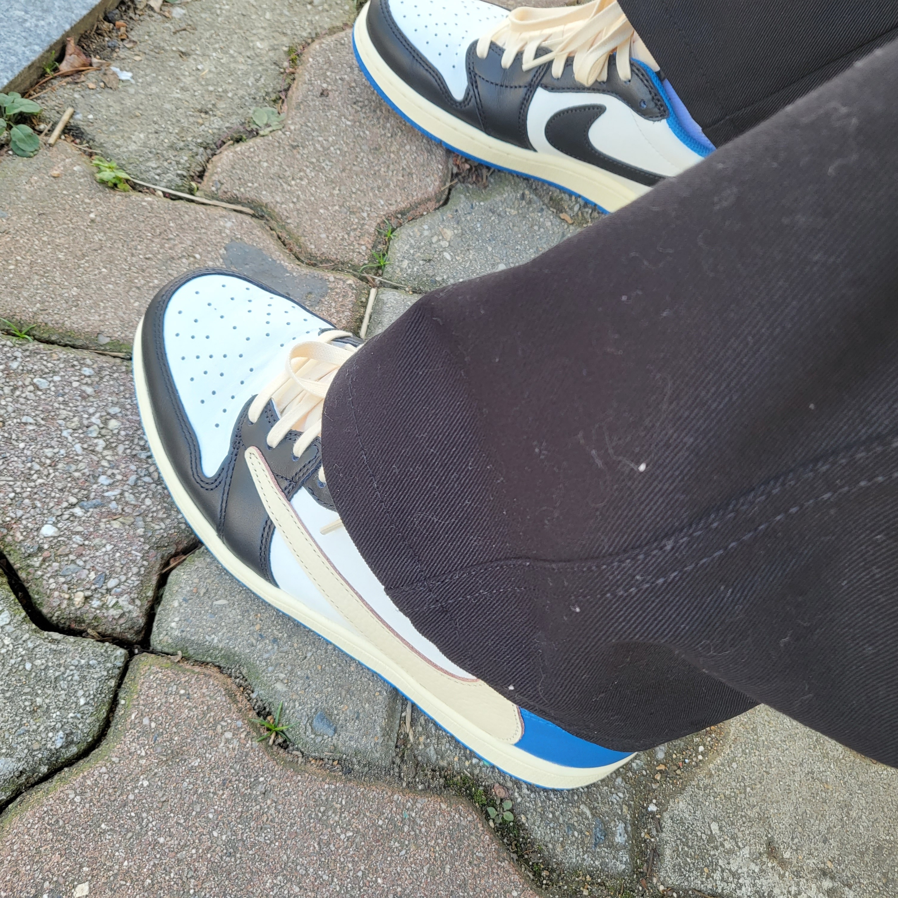 Jordan 1 x Travis Scott x Fragment Retro Low OG SP Military Blue 착용 스타일 - 2