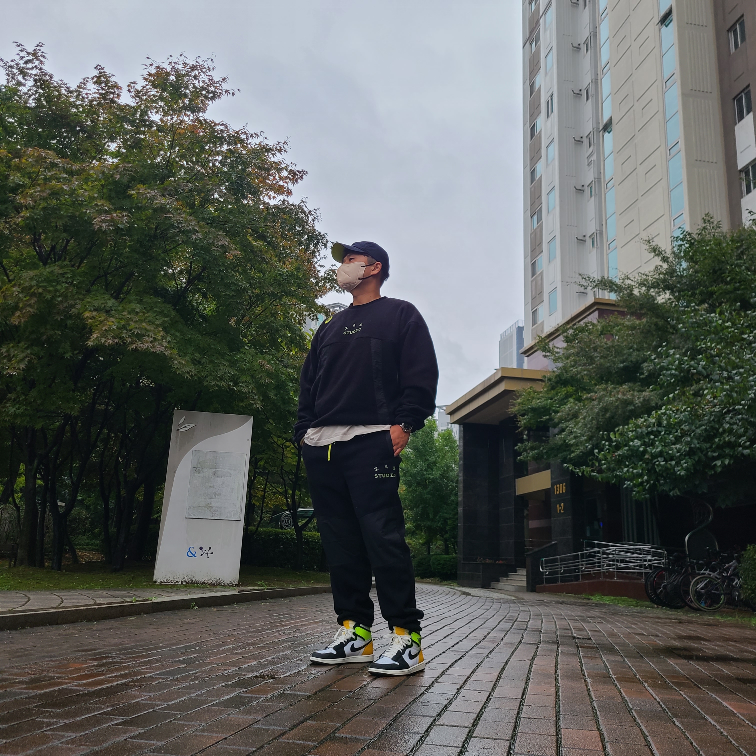 Jordan 1 Retro High OG Volt Gold, IAB Studio x Asics Fleece Pants Black 착용 스타일 - 1