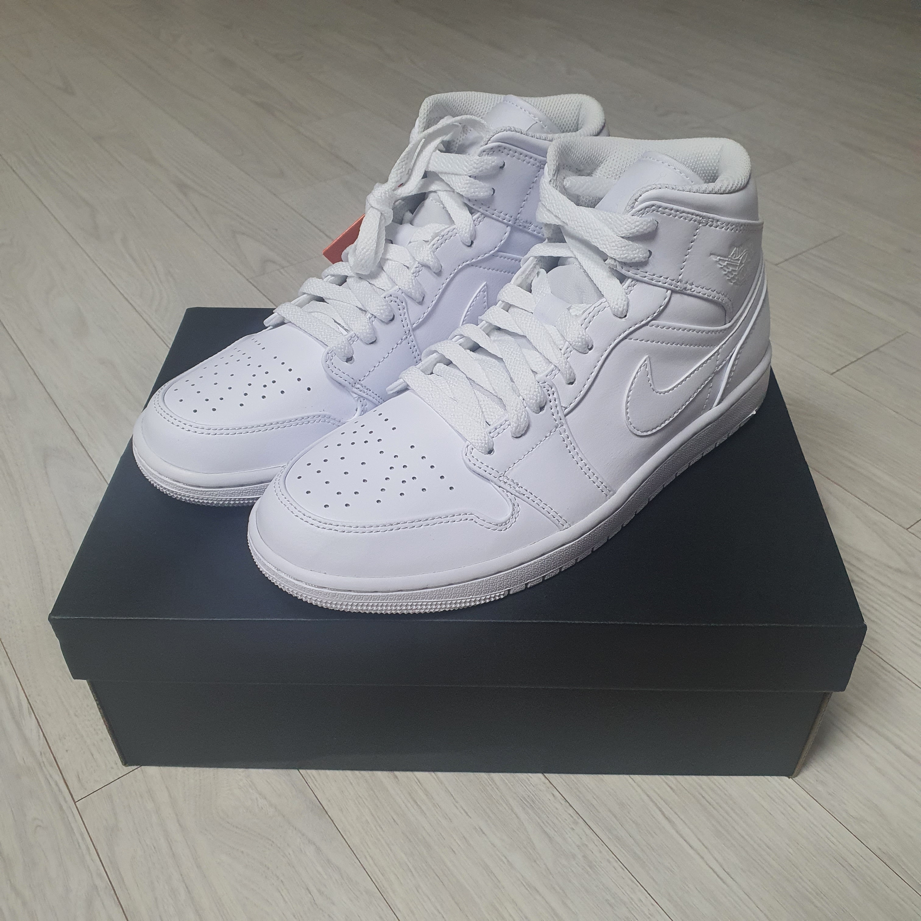 Jordan 1 Mid Triple White 2022 착용 스타일 - 2