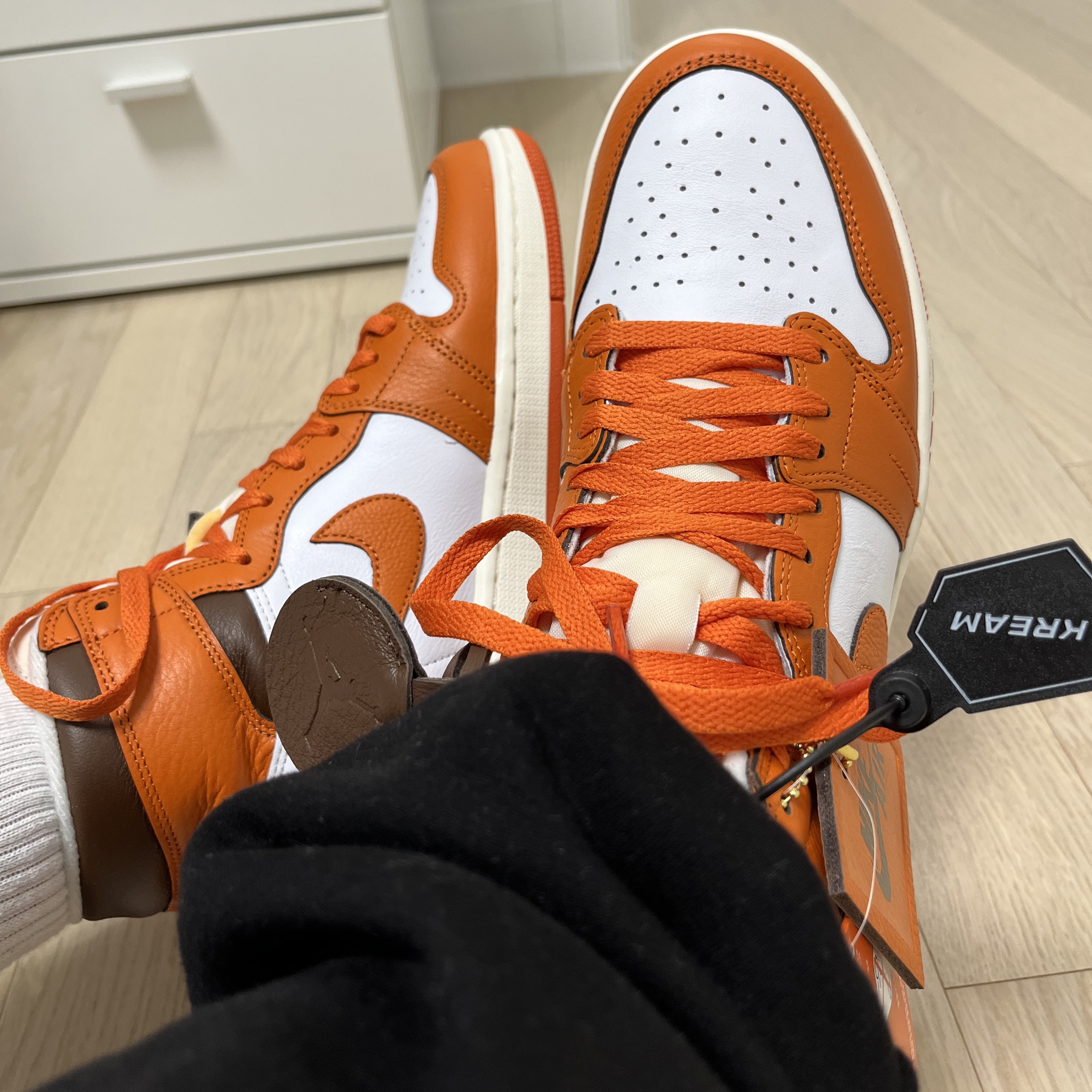 (W) Jordan 1 Retro High OG Starfish, Jordan 1 Retro High OG University Blue 착용 스타일 - 4