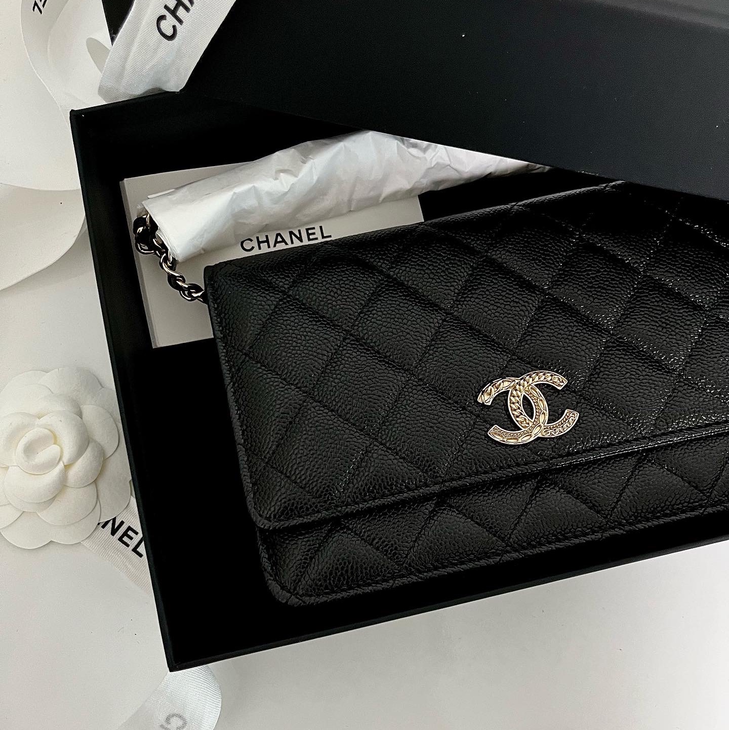 Chanel Wallet On Chain Grained Calfskin & Gold Black 착용 스타일 - 1