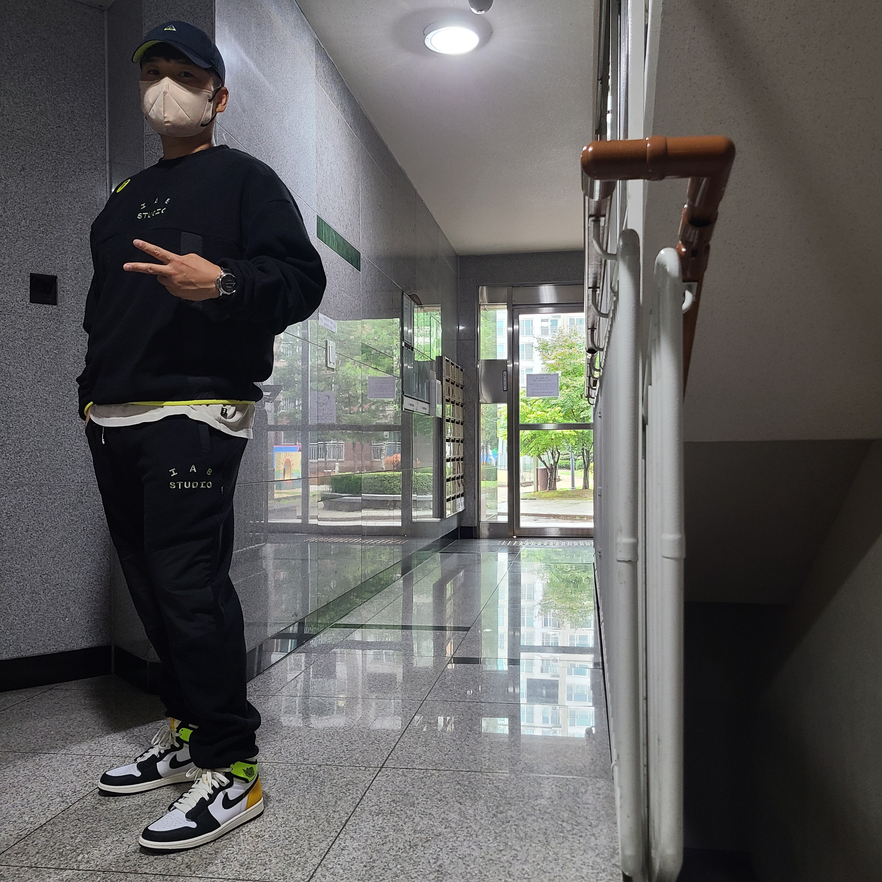 Jordan 1 Retro High OG Volt Gold, IAB Studio x Asics Fleece Pants Black 착용 스타일 - 2
